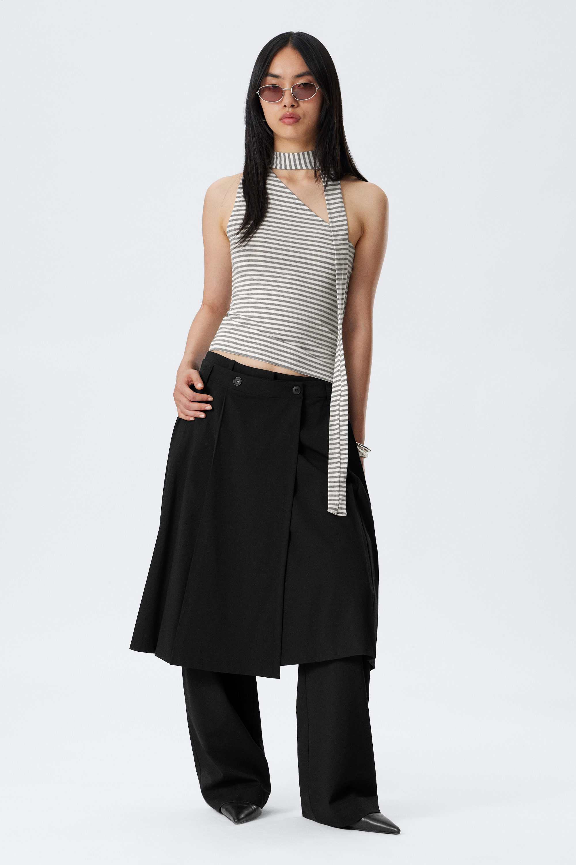 Graue und weiße Streifen - Lyocell One-Shoulder-Top zum Binden - 2