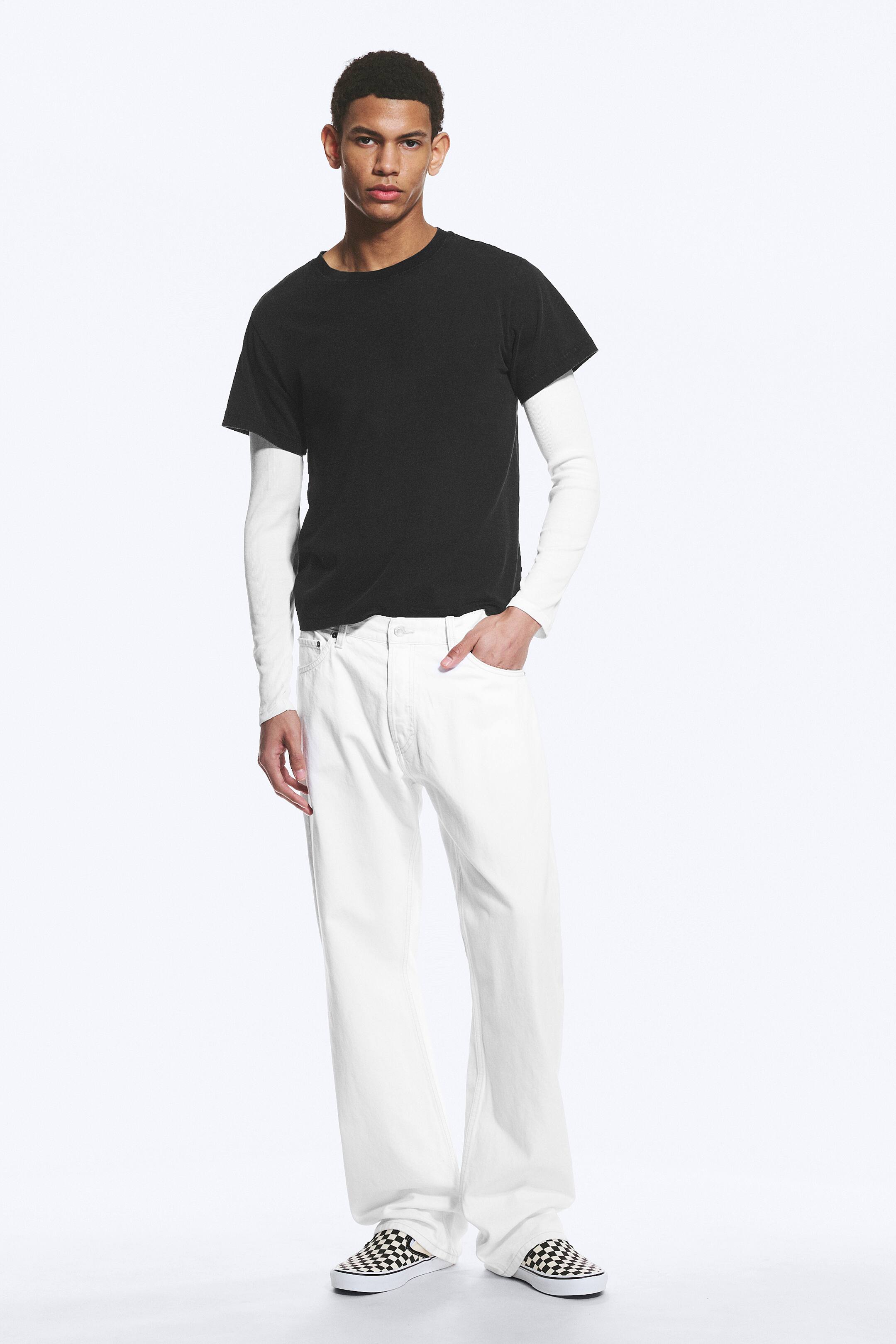 Ver imagen más grande: El producto es un conjunto en capas que presenta una camiseta negra de manga corta sobre una camiseta blanca de manga larga, combinada con vaqueros blancos de pierna ancha y zapatillas sin cordones de cuadros en blanco y negro. Los vaqueros presentan un ajuste relajado desde un ángulo frontal.