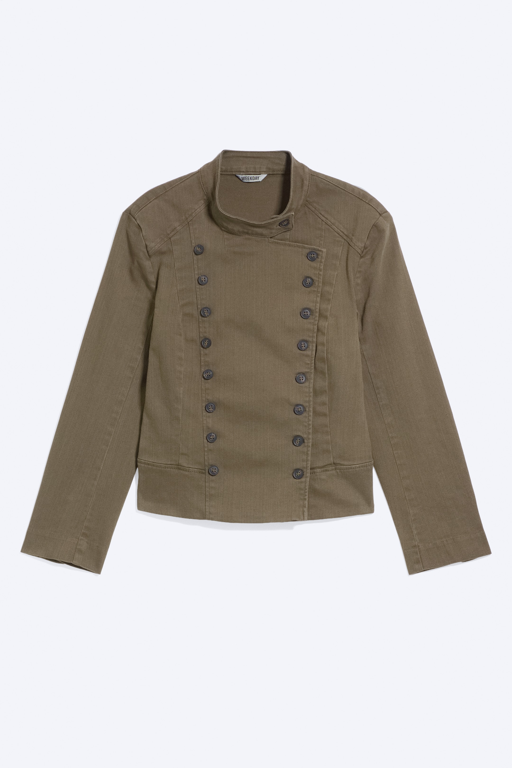 Ver imagen más grande: Chaqueta superior de doble botonadura se presenta de frente, con un cuello alto y un tejido verde oliva con un tejido diagonal visible. Muestra dos filas verticales de botones redondos oscuros en sus paneles frontales y pespuntes visibles a lo largo de las costuras.
