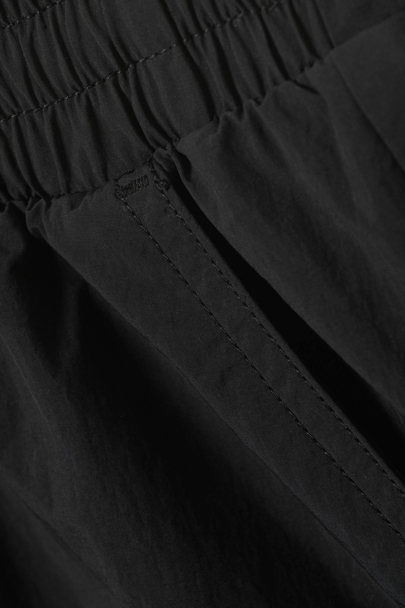 Középmagas derekú, laza, bő szárú, nylon nadrág - Fekete - 4