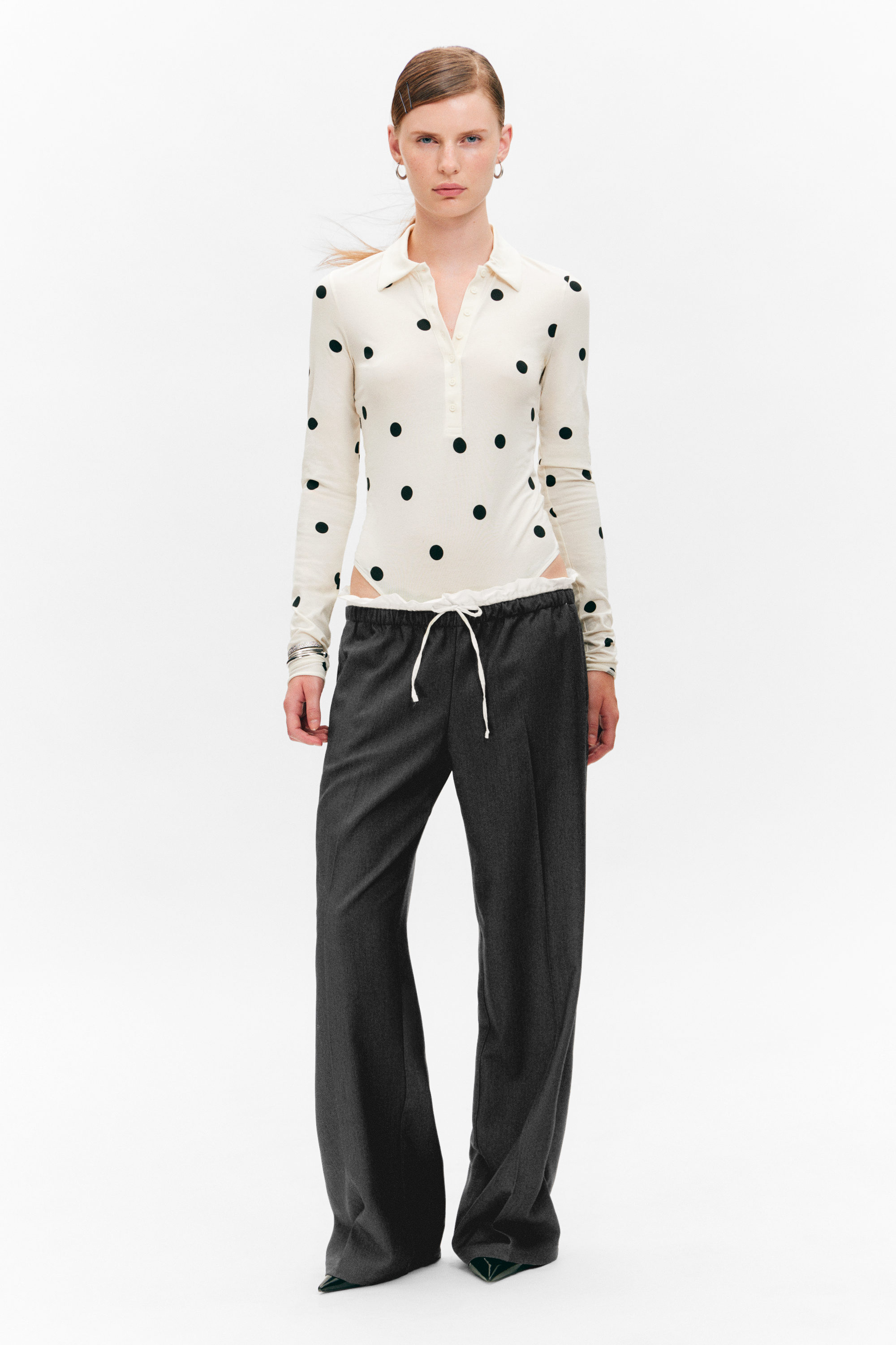 Cremeweiß - Schwarze Punkte - Polo-Body mit schmaler Passform - 2