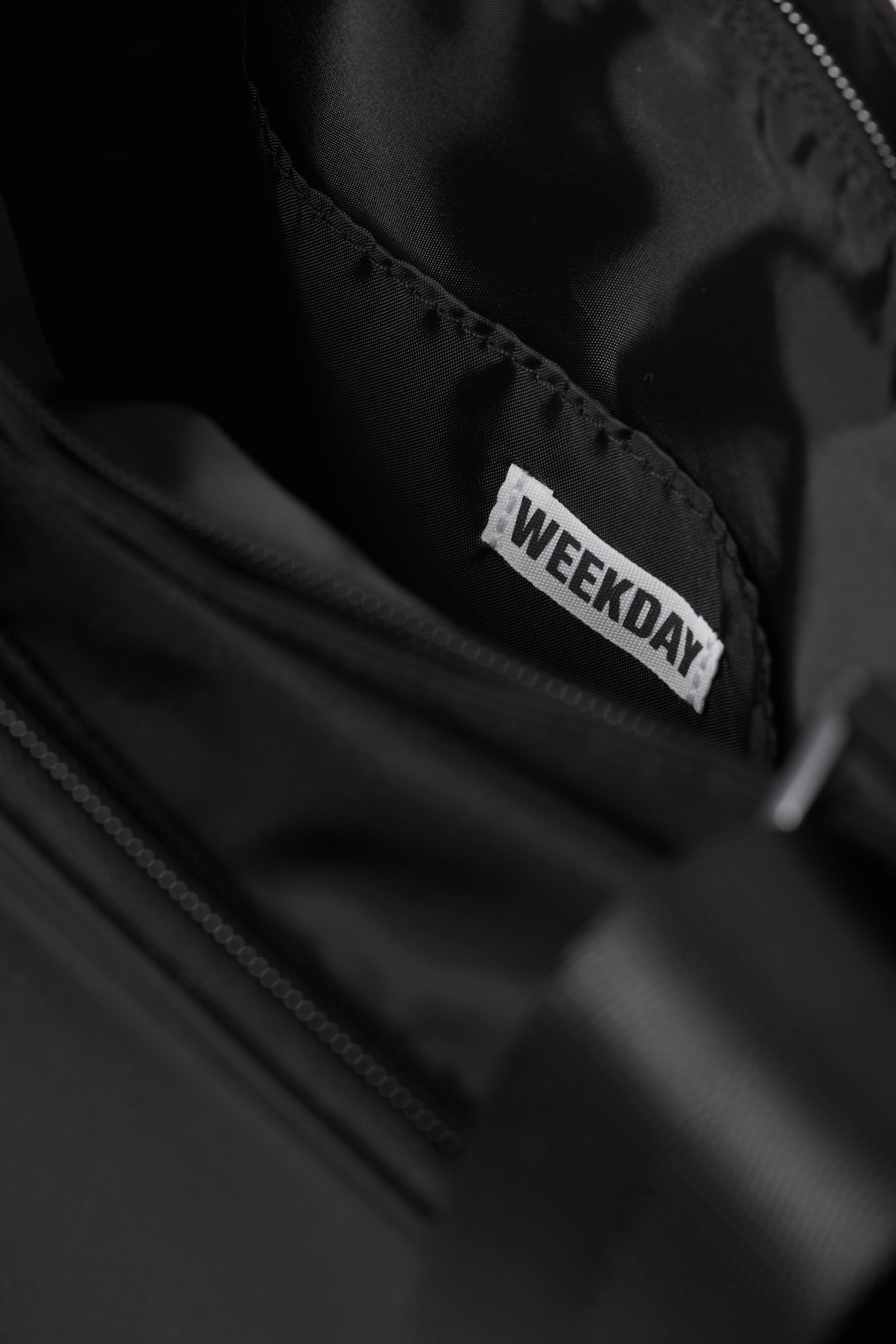 Sportowa nylonowa torebka crossbody z lamówką - Czarny - 5
