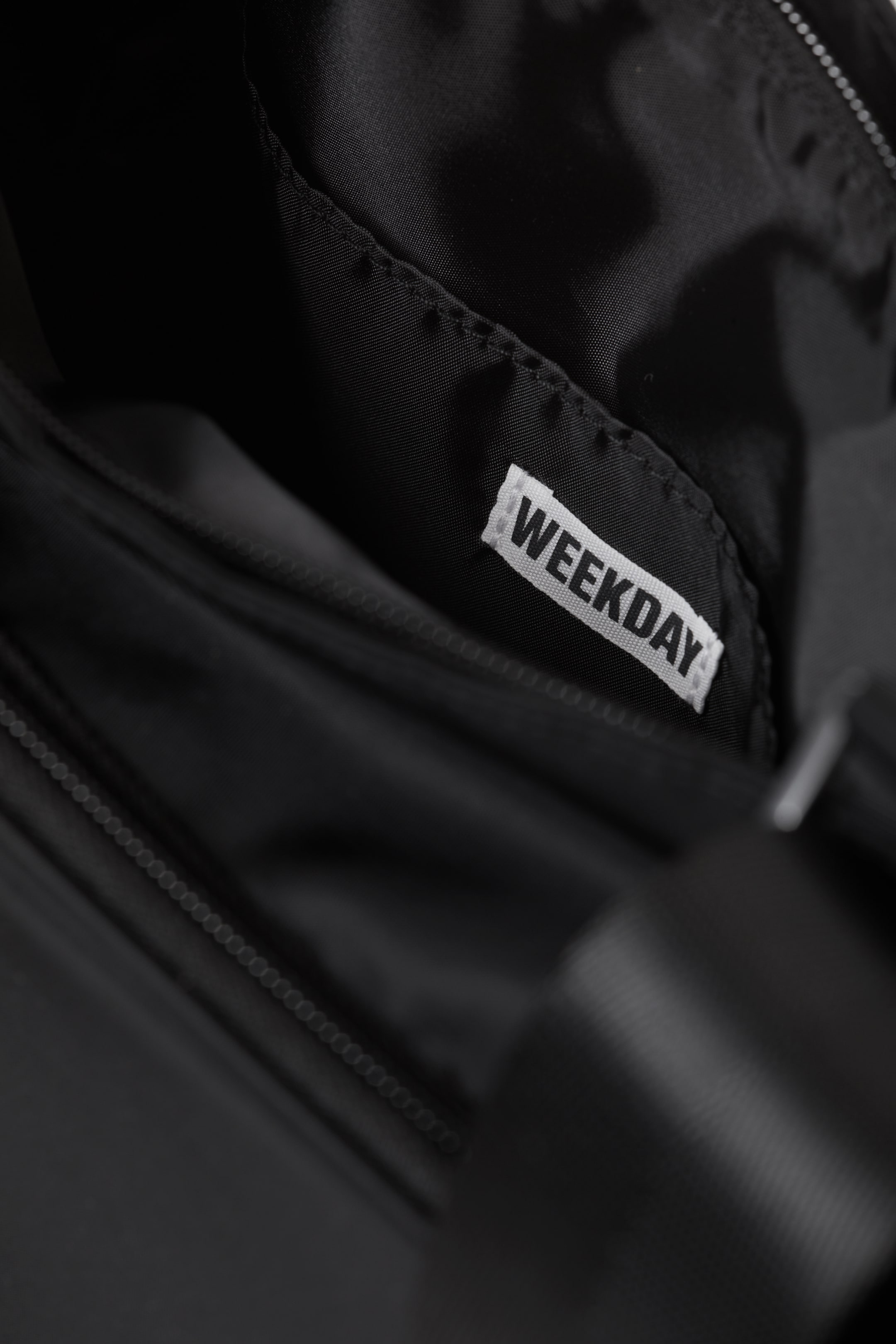 Grösseres Bild ansehen: Sportliche Crossbody-Bag aus Nylon mit Paspeln - Schwarz - DAMEN | H&M CH 4