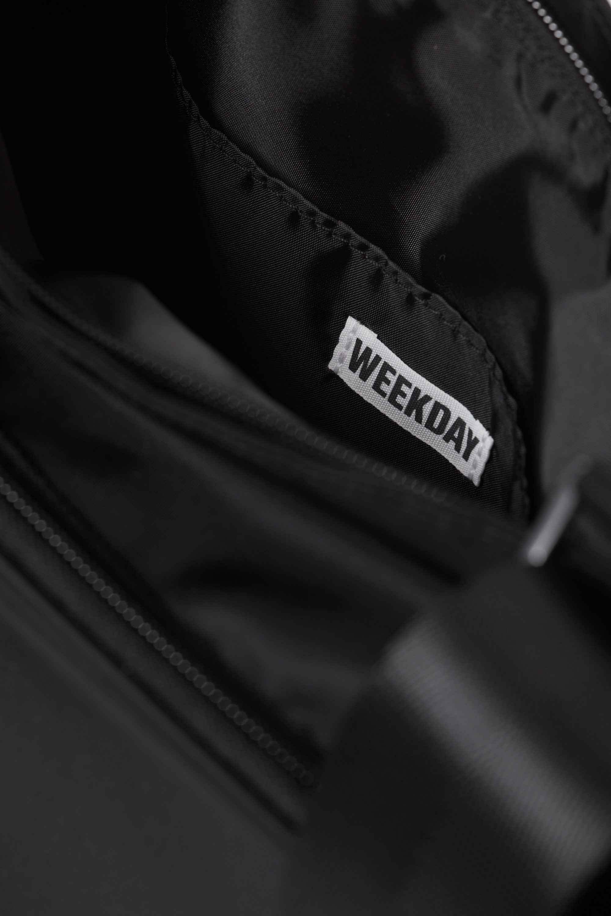 Schwarz - Sportliche Crossbody-Bag aus Nylon mit Paspeln - 3