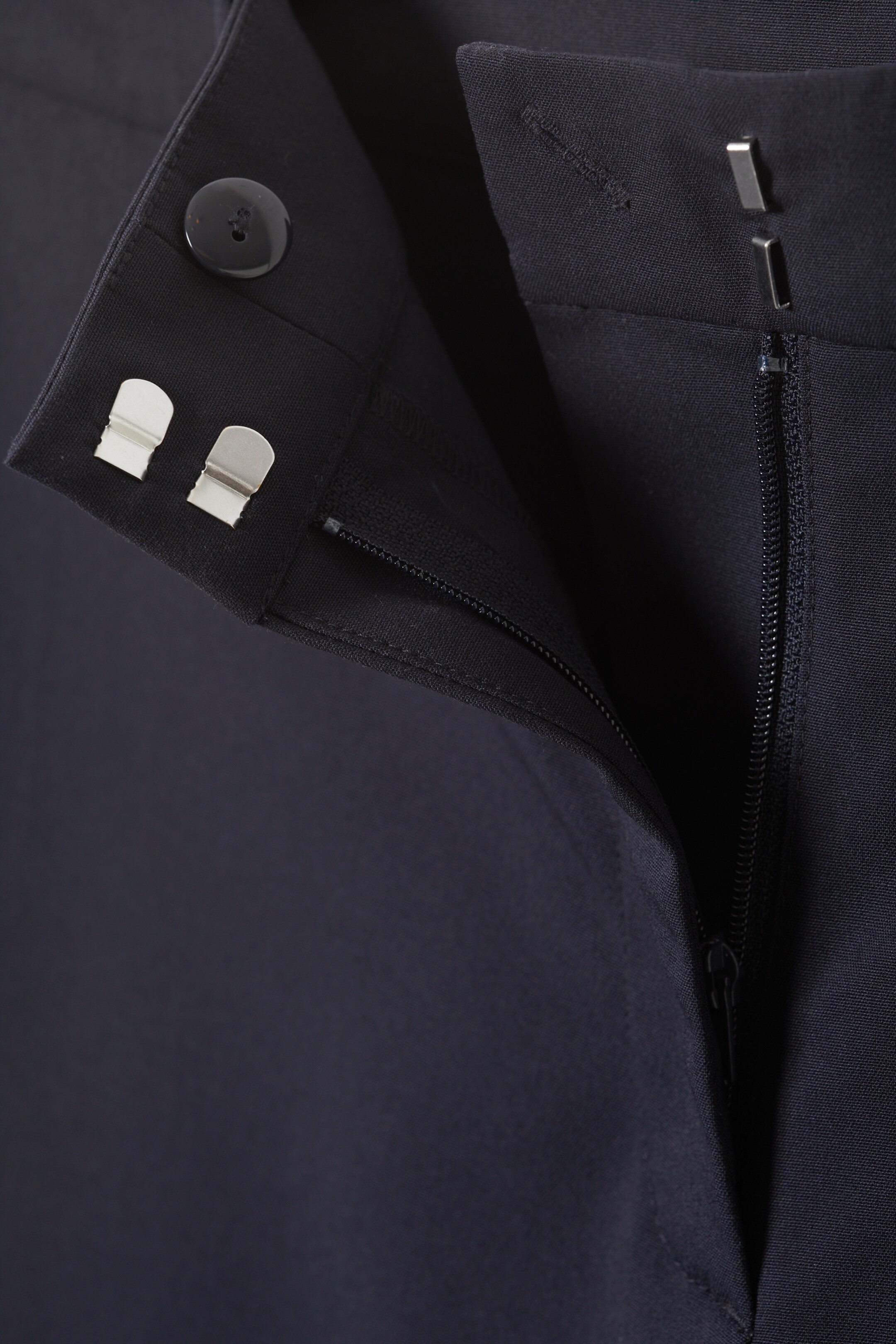 Größeres Bild anzeigen: Anzughose mit niedrigem Bund und geradem Bein - Dunkelblau - Ladies | H&M AT 2