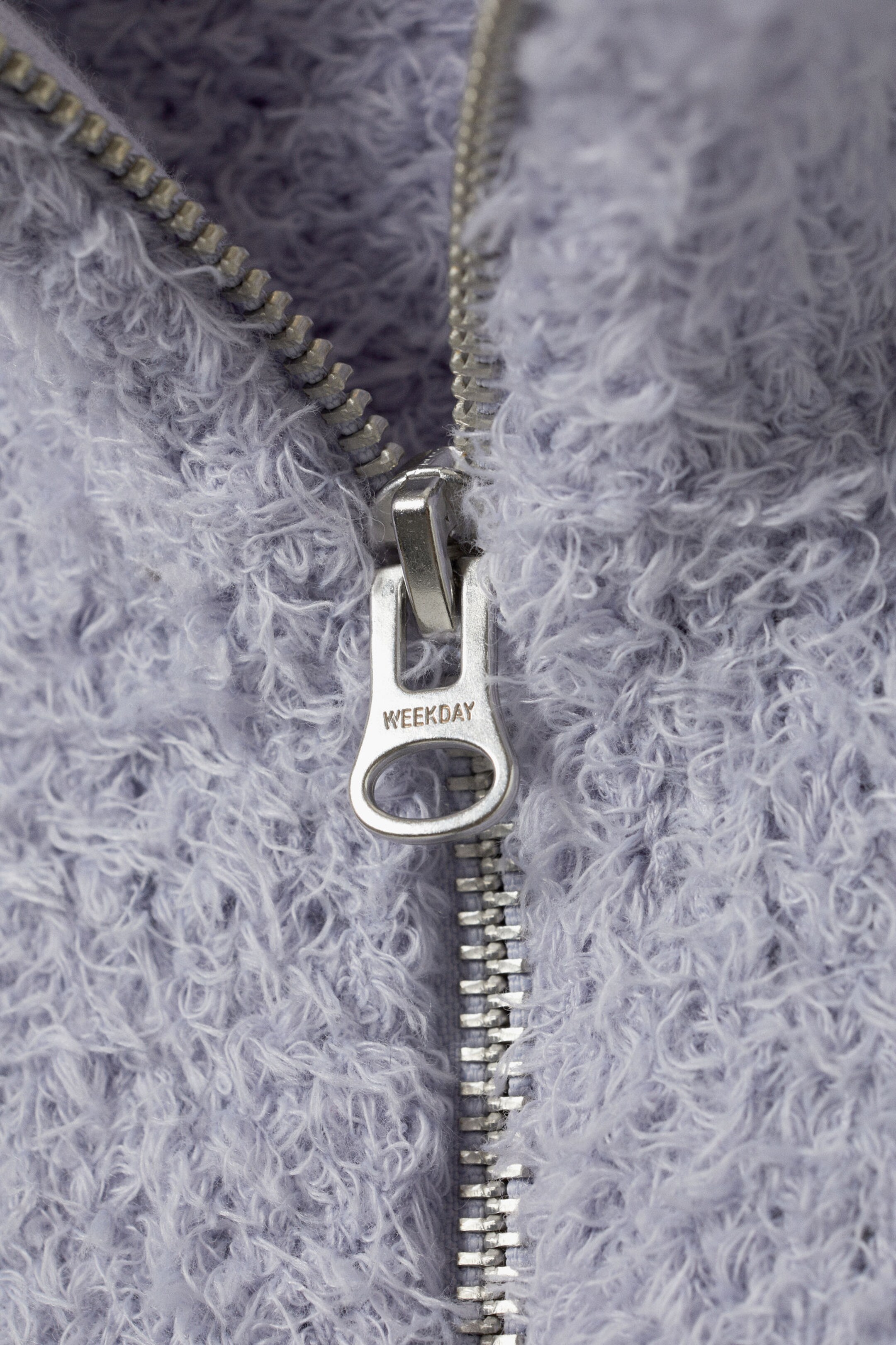 Gedecktes Flieder - Zottelige Strickjacke mit Reißverschluss Carla - 1