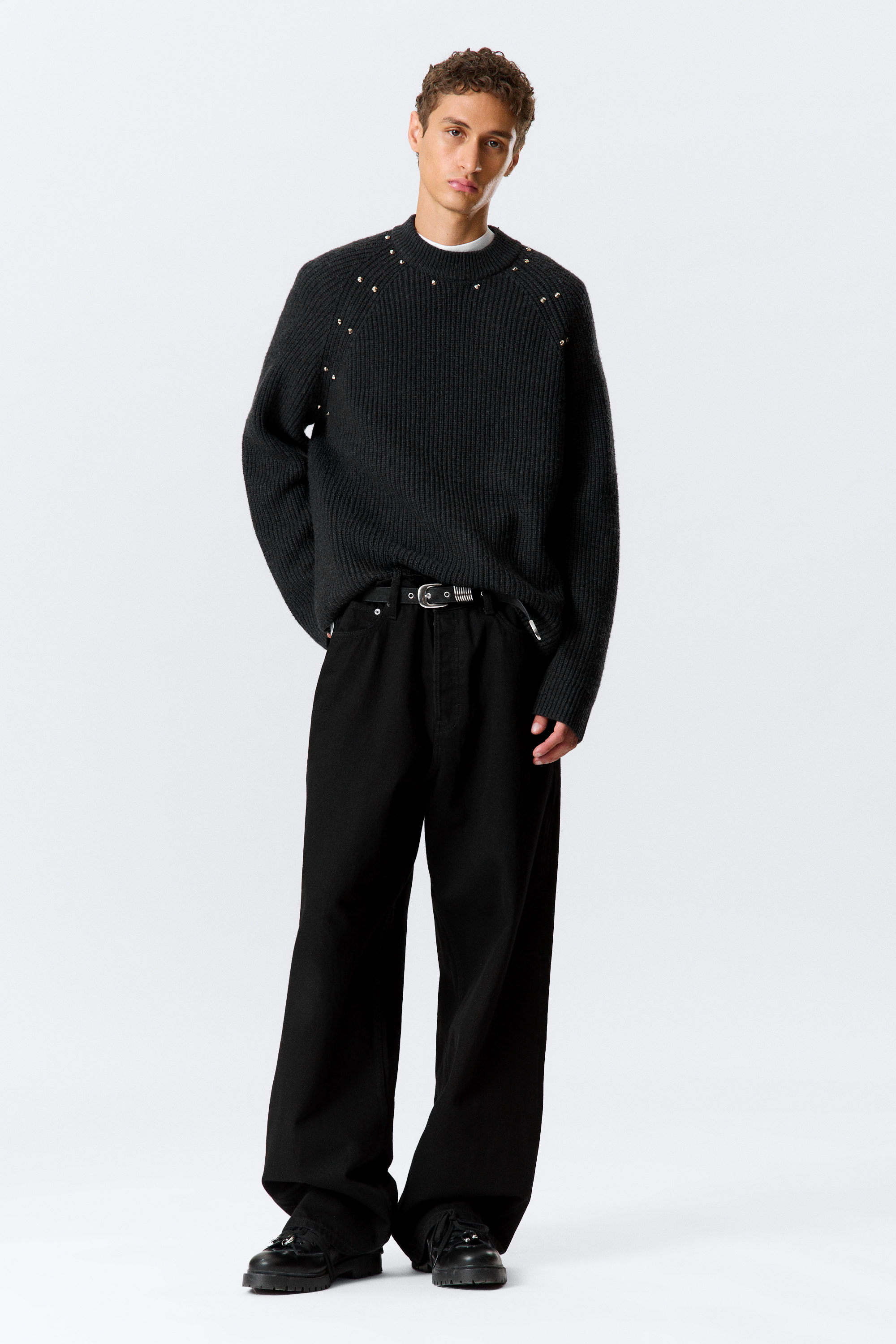 Schwarz - Nieten - Lässiger Strickpulli aus Wollmischung mit Nieten - 2