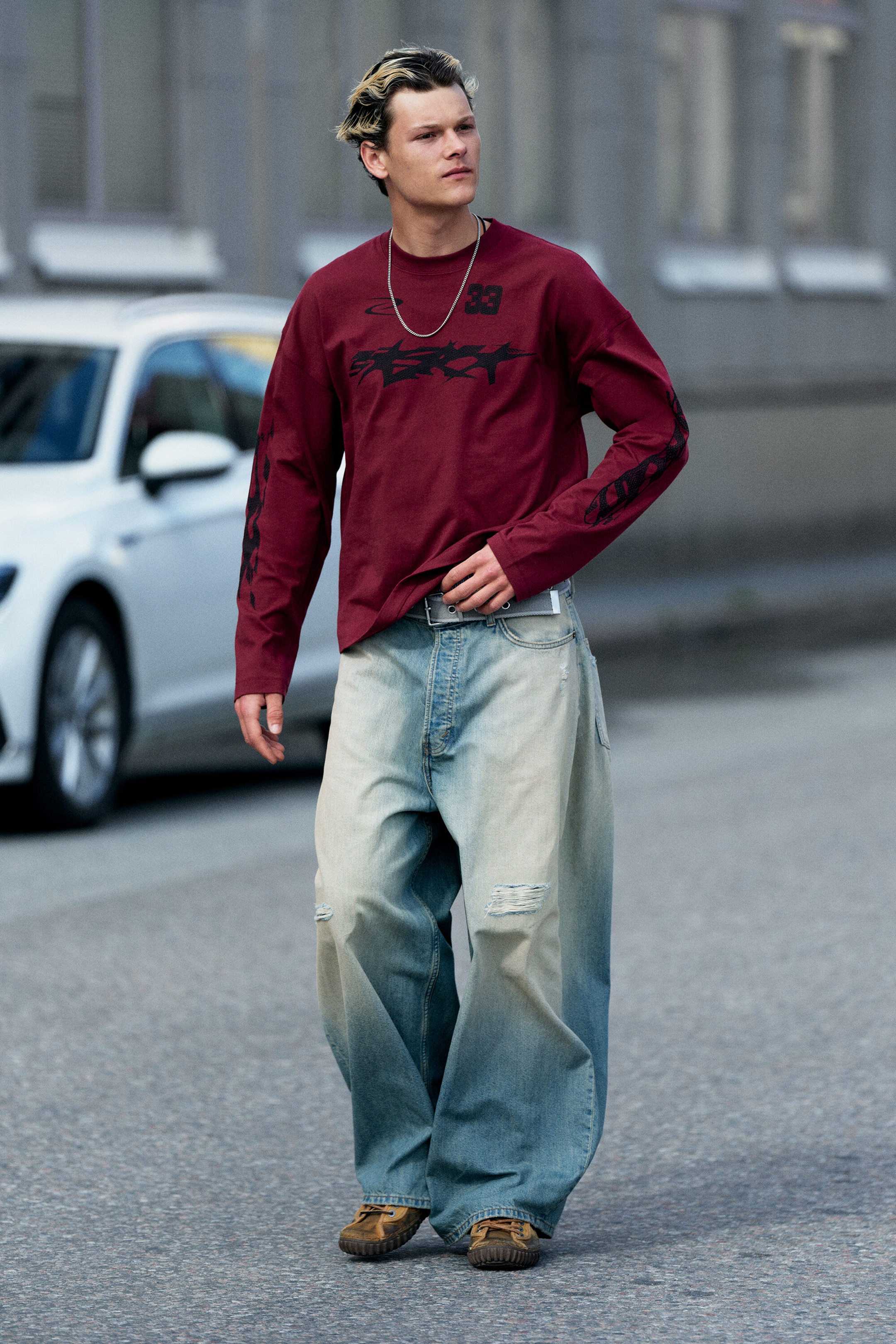 Dunkelrot - "Racer" - Oversized Longsleeve mit Grafikprint - 3