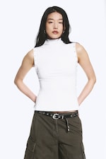 Weiß - Figurbetontes Top mit Stehkragen und Druckknöpfen - 0