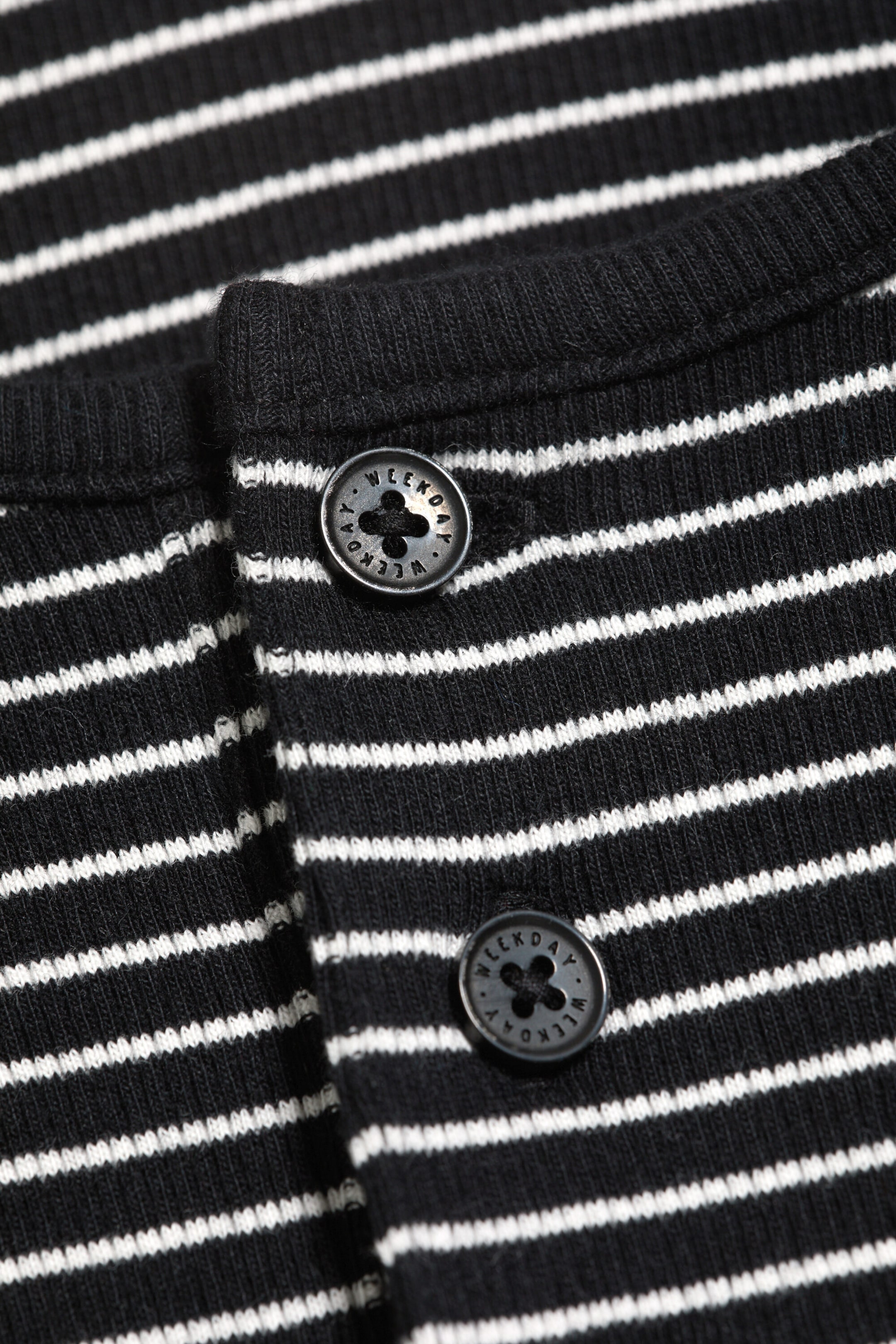 Schwarz gestreift - Langärmeliges Henley-Shirt aus Baumwolle - 4