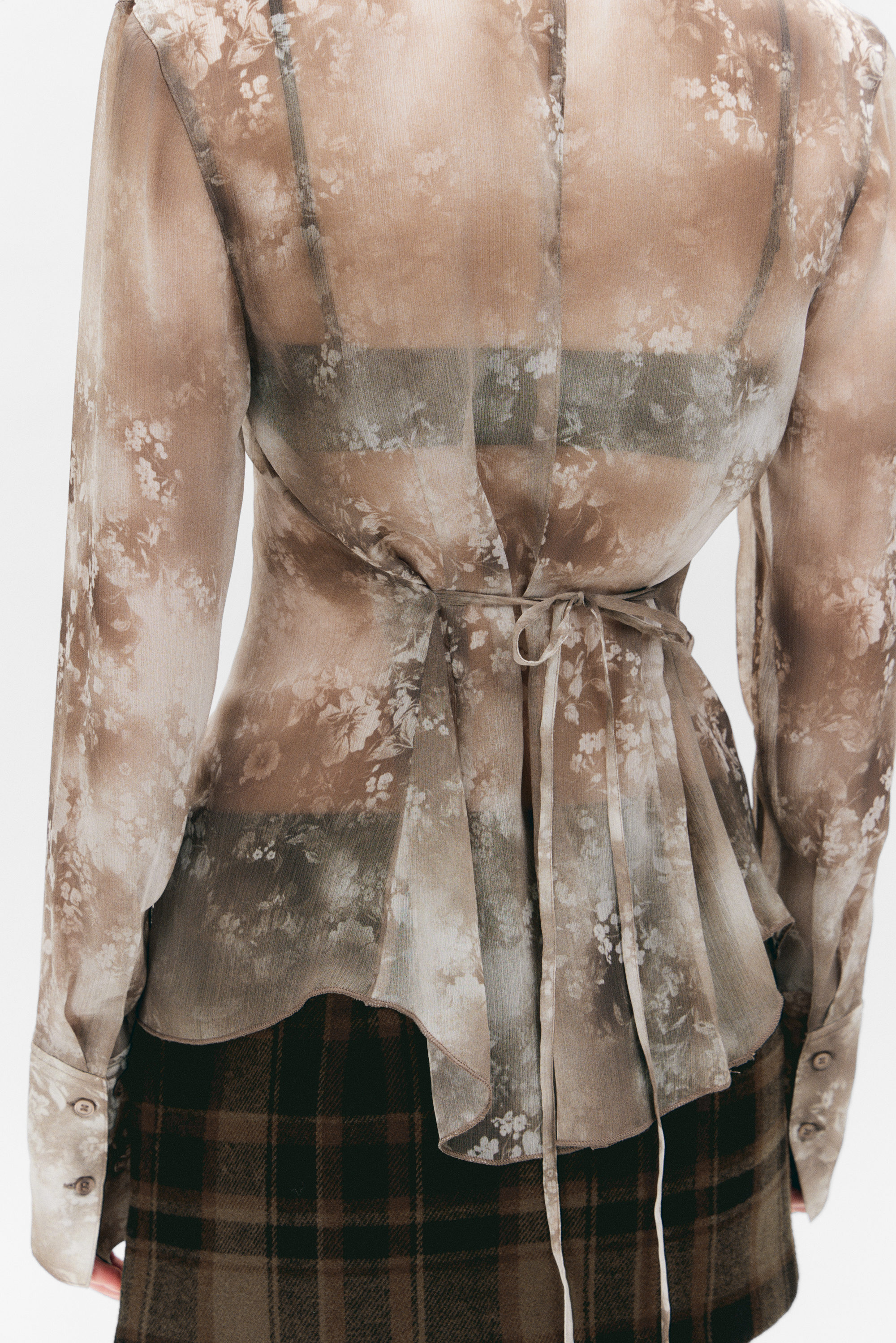 Blumenmuster - Figurbetontes, transparentes Hemd mit Bindeband - 4