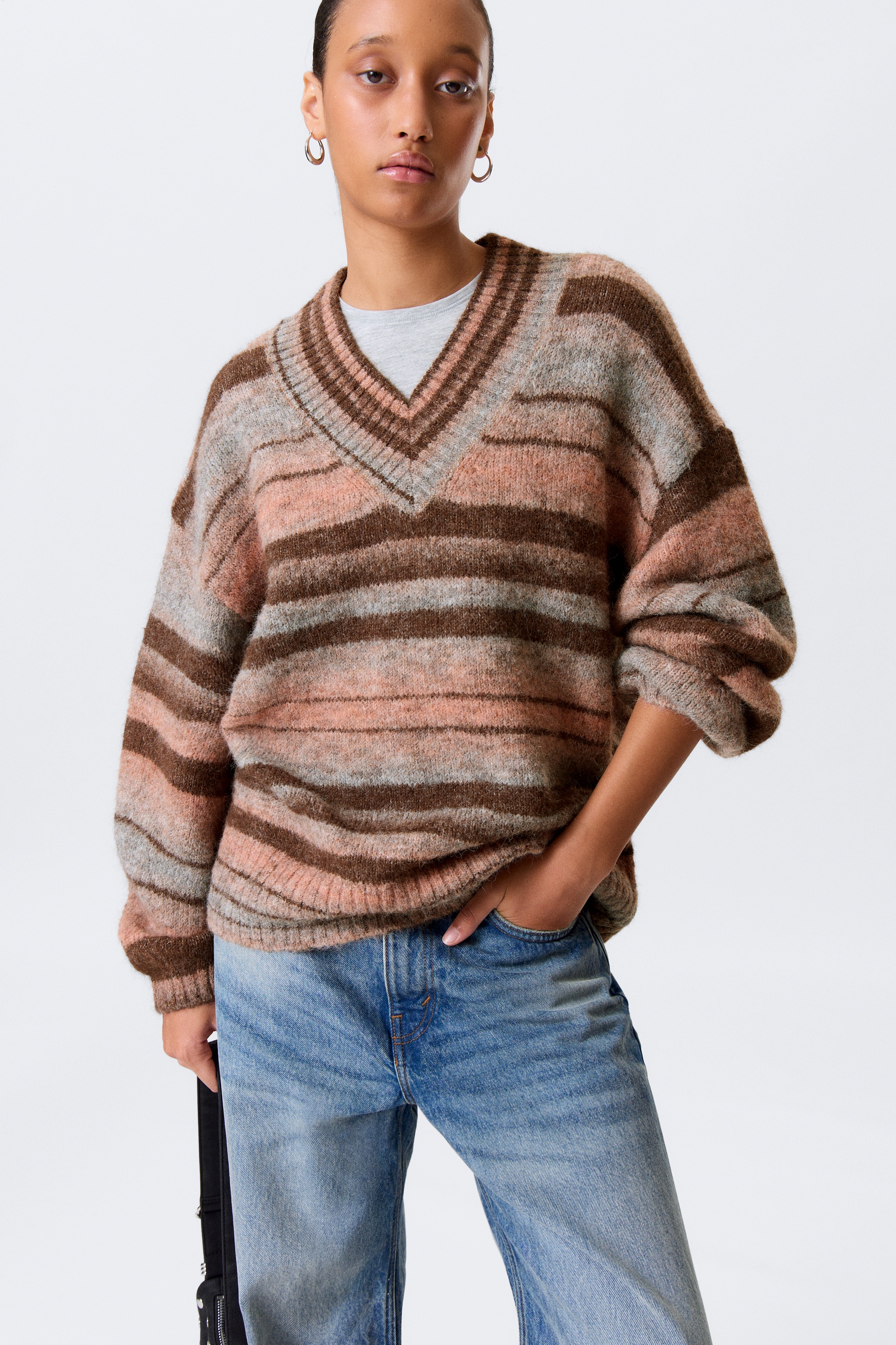 Oversized stickad tröja med V-neck - Brun & Orange-randig/Gråmelerad/Randig Gul