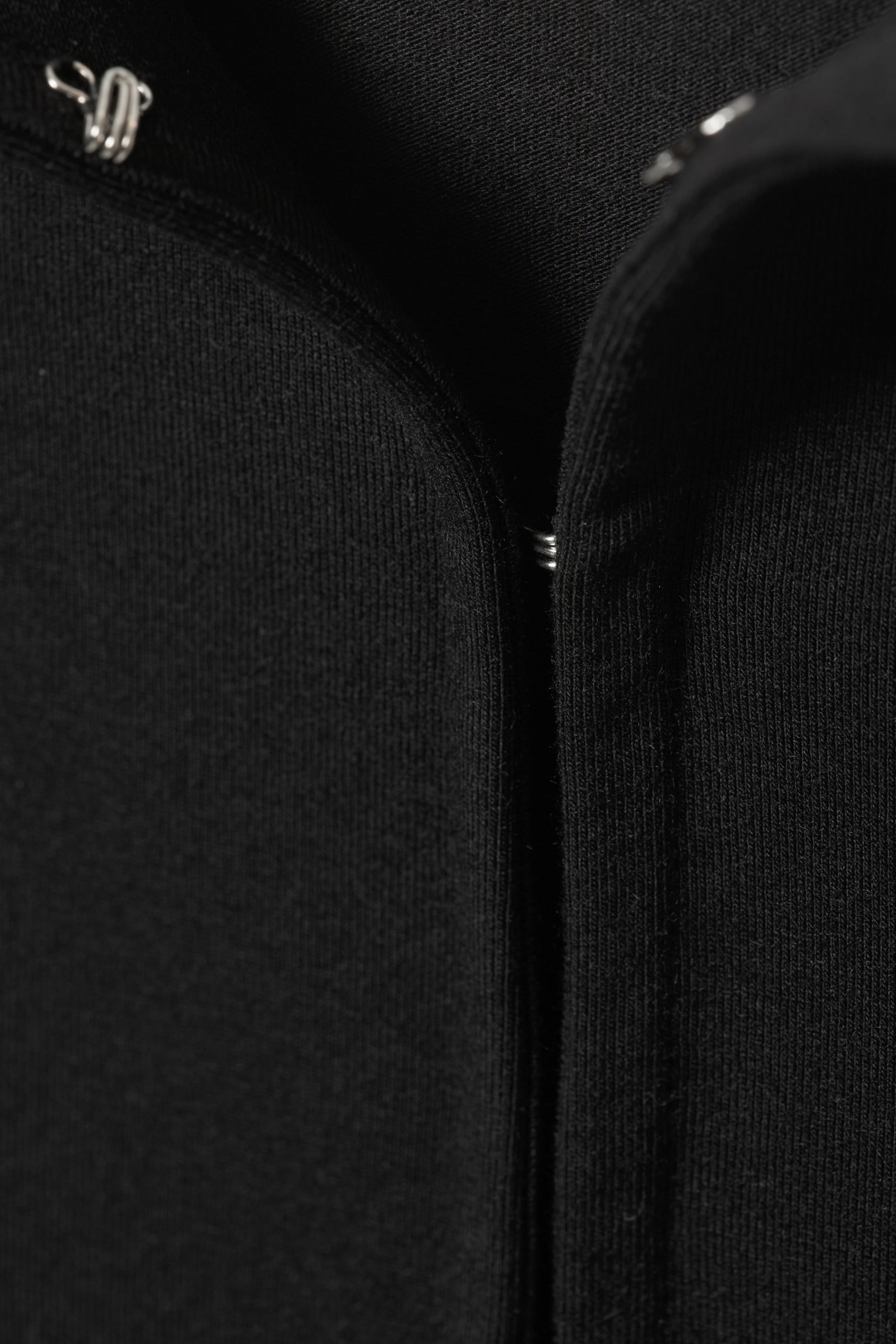 Schwarz - Oberteil mit eckigem Ausschnitt und offenem Look - 1