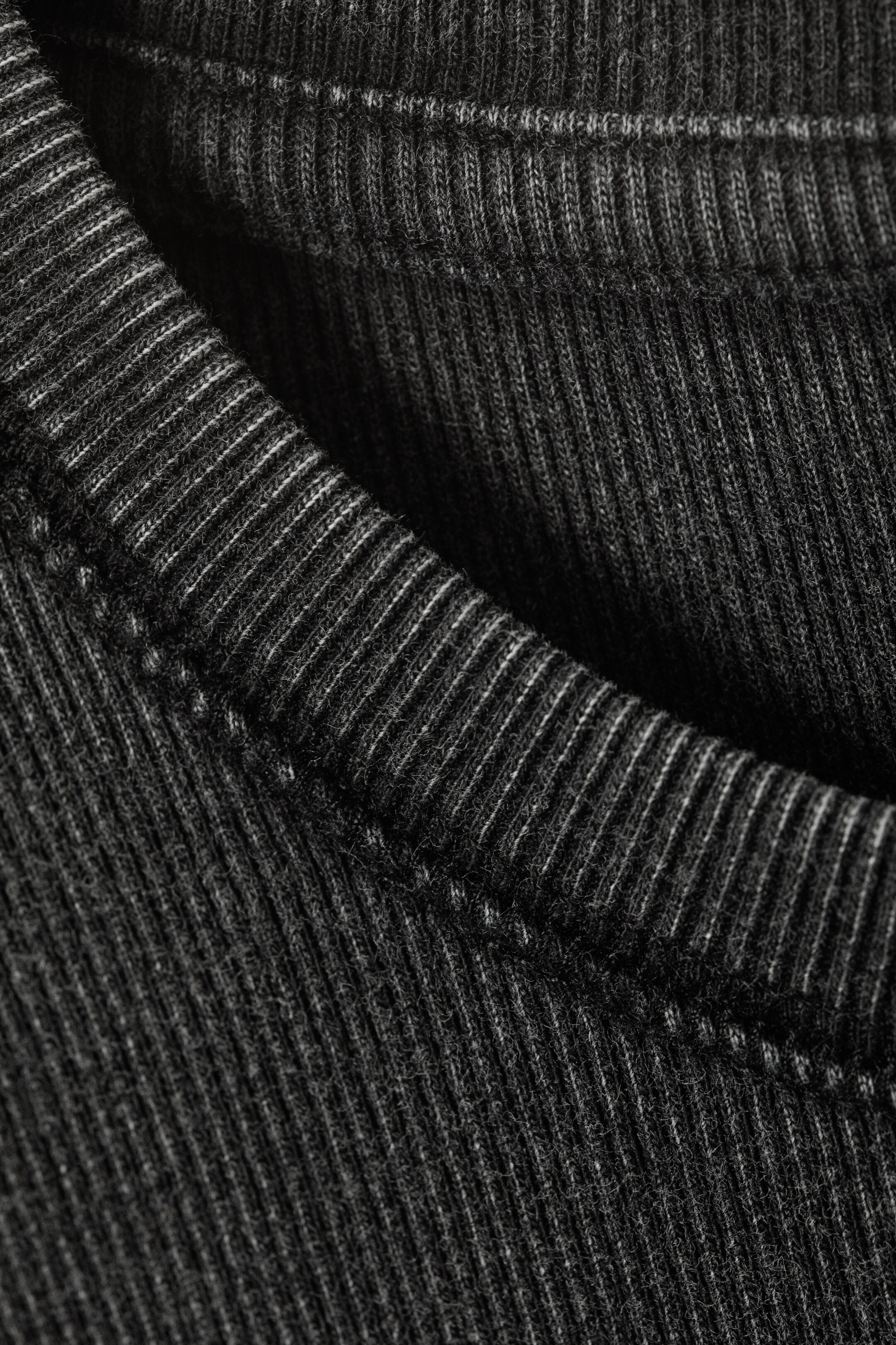 Zobacz większy obraz: Prążkowany T-shirt z długim rękawem - Washed Black - ON | H&M PL 2