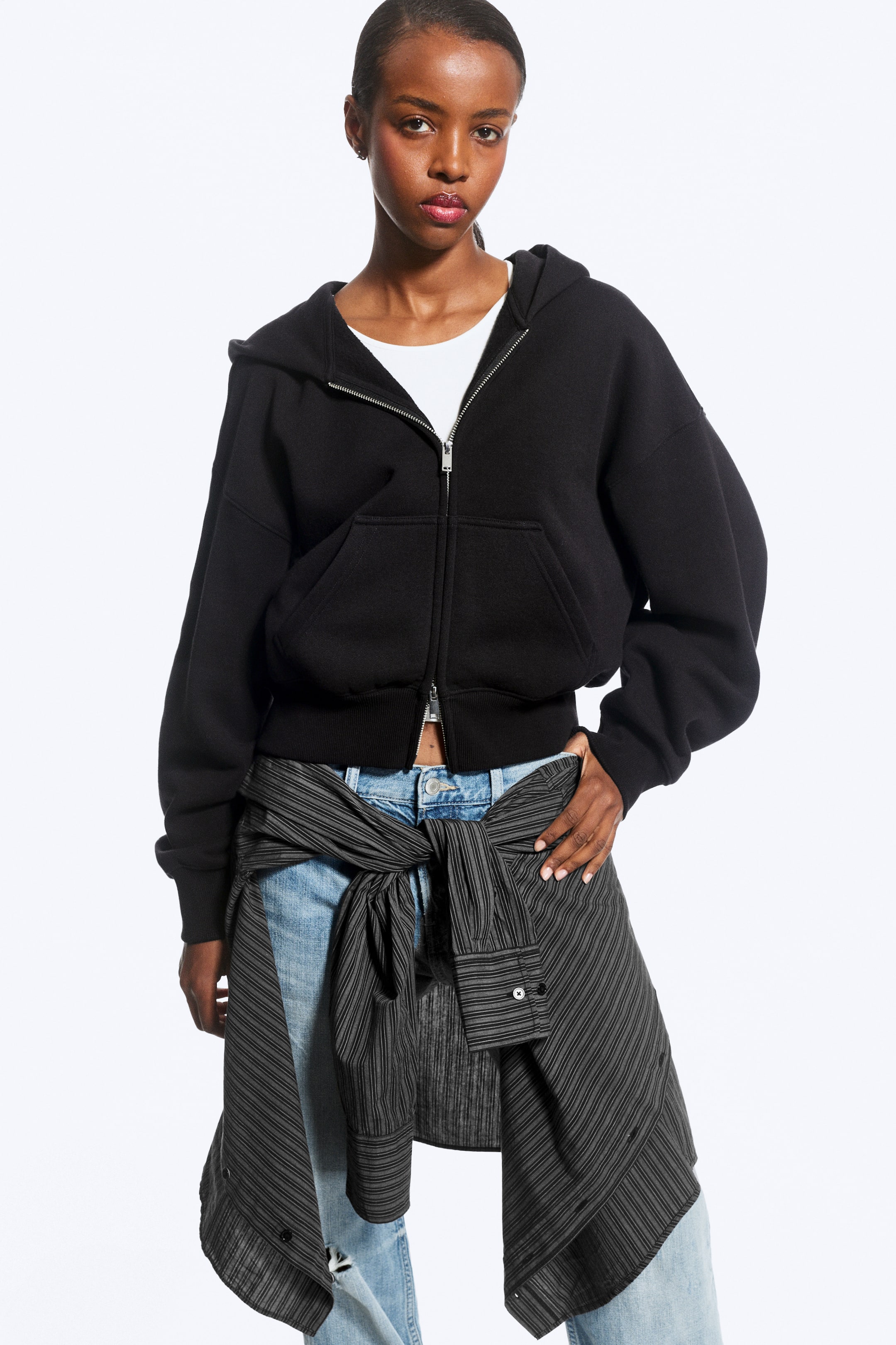 Visa större bild: Kort boxig zip-hoodie - Svart - DAM | H&M SE 1