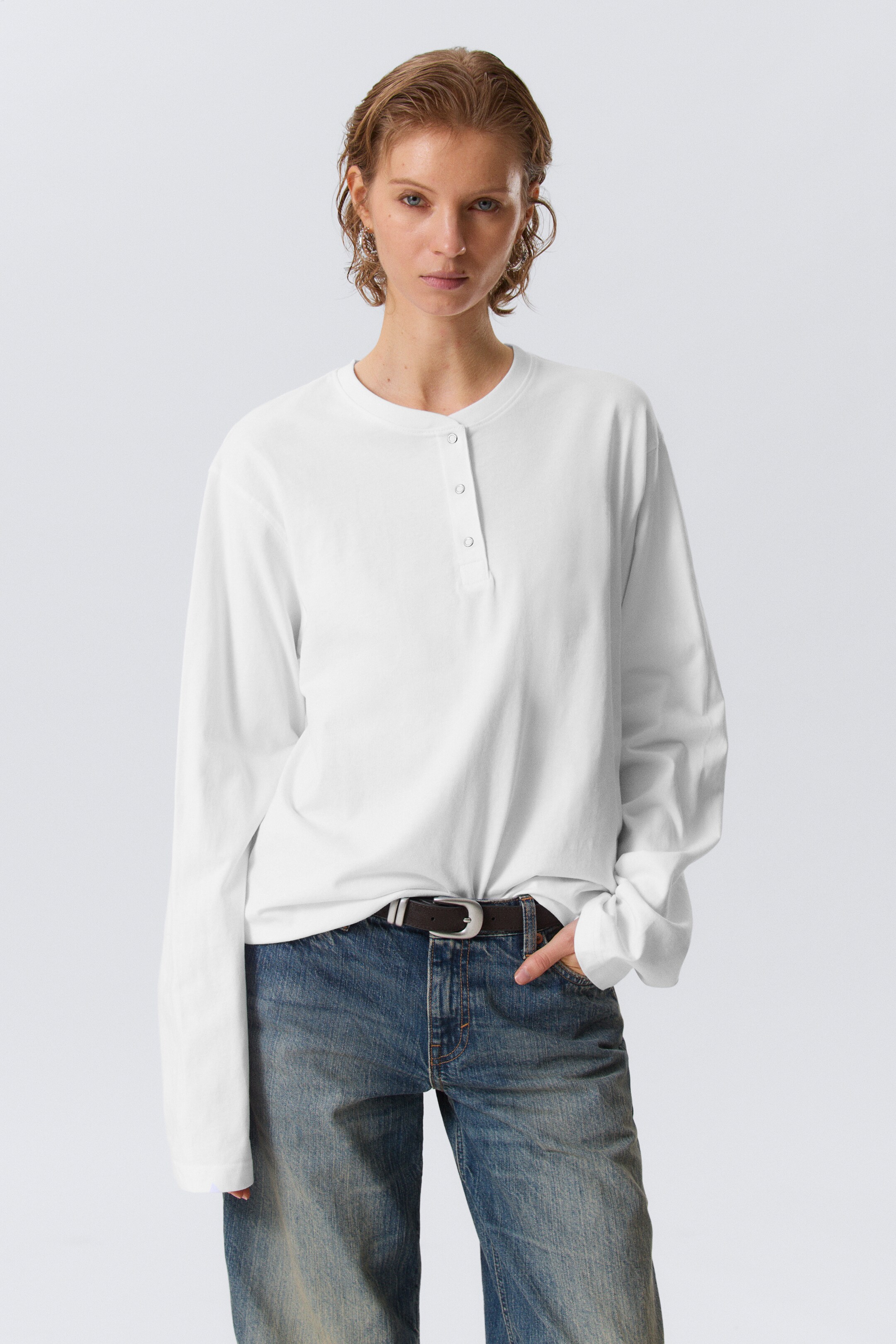 Zobacz większy obraz: Pudełkowy T-shirt henley z długim rękawem - Biały - ONA | H&M PL 1