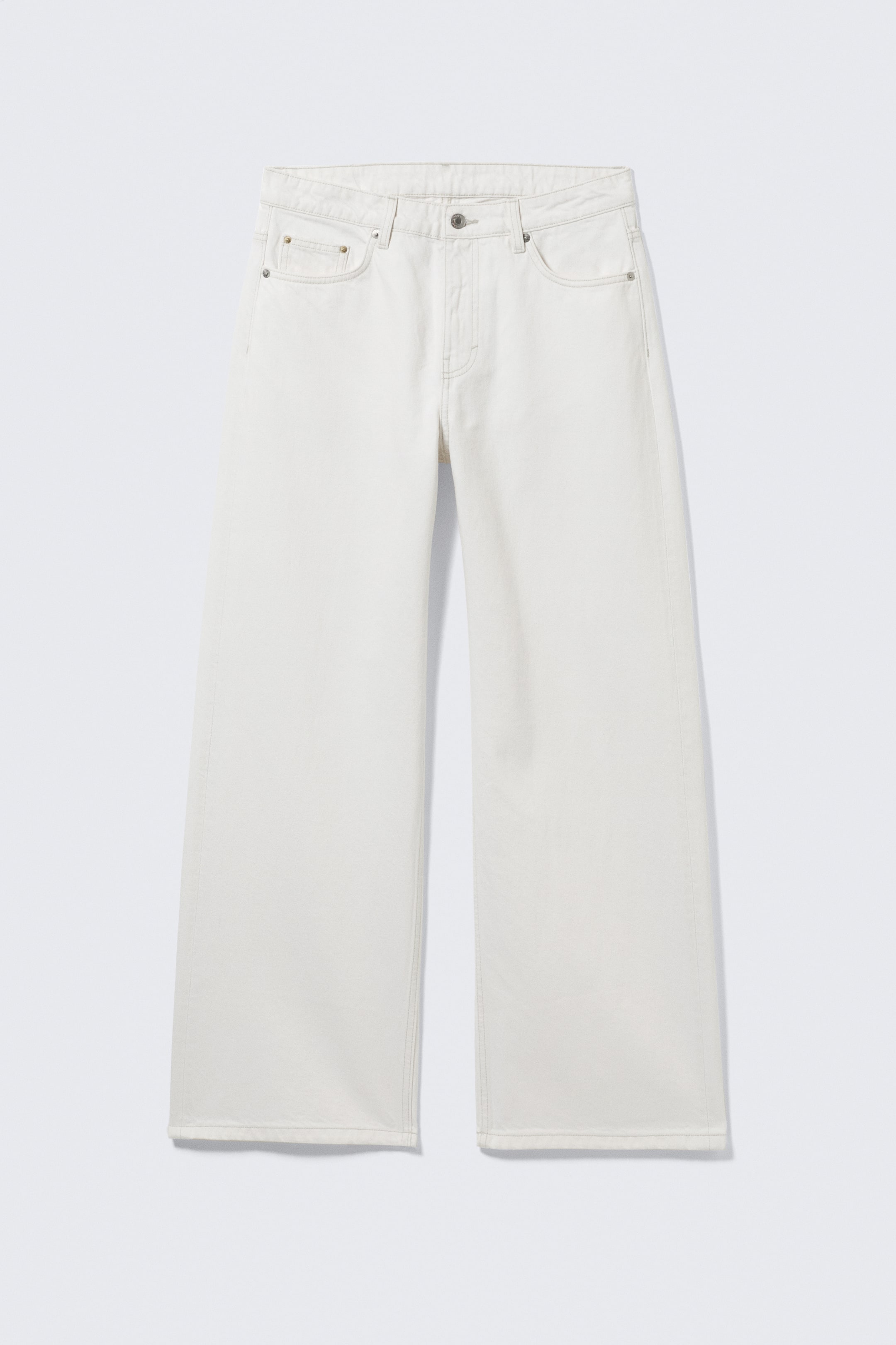 Agrandir l'image: Un jean blanc taille basse est présenté de face, arborant une coupe droite et ample. Ce jean en denim rigide affiche un design classique à cinq poches avec une braguette zippée visible et des jambes spacieuses.