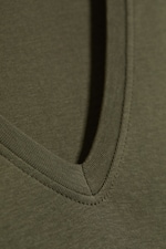 Staubiges Khakigrün - Slim Fit Deep V-Neck T-Shirt - 1