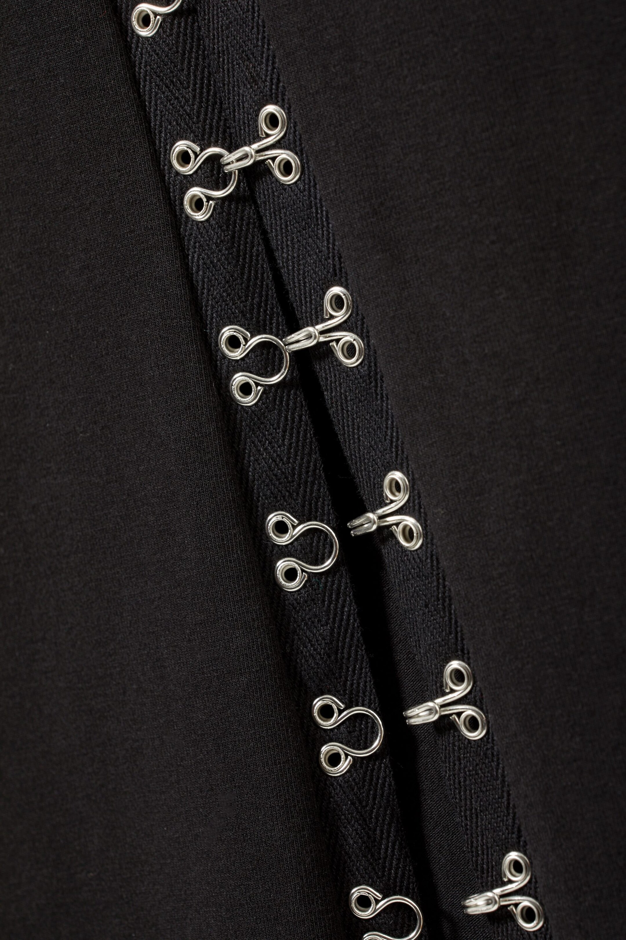 Schwarz - Kleid Zina mit Haken und Ösen - 1