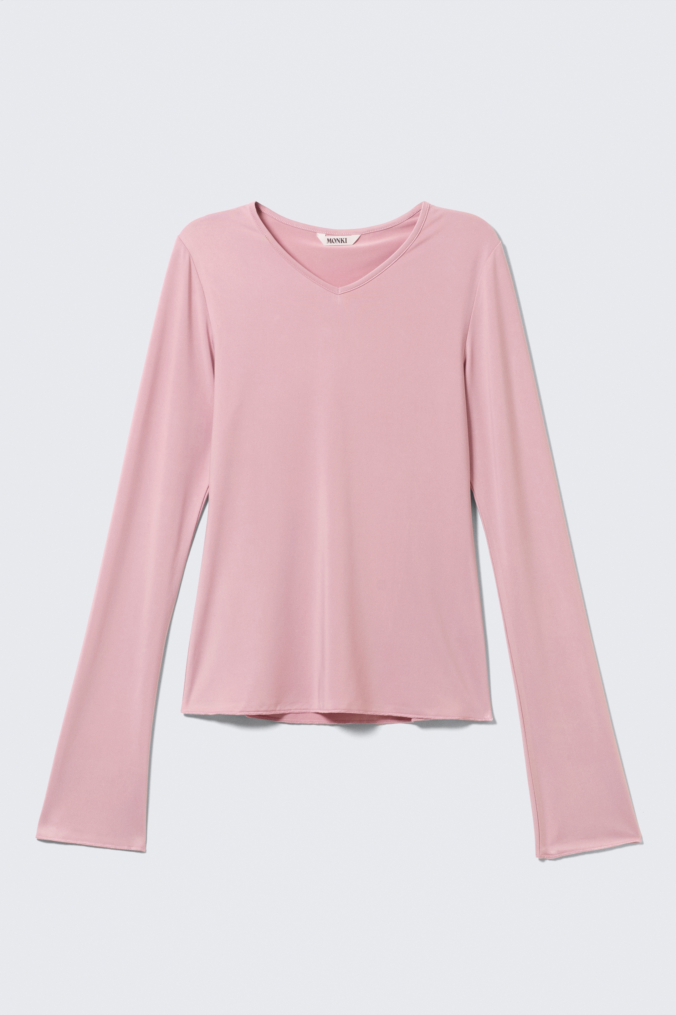 Größeres Bild ansehen: Eine Vorderansicht eines rosa Langarmoberteils zeigt einen V-Ausschnitt und lange, ausgestellte Trompetenärmel. Ein weißes "MONKI"-Etikett ist am hinteren Teil des Halses sichtbar.