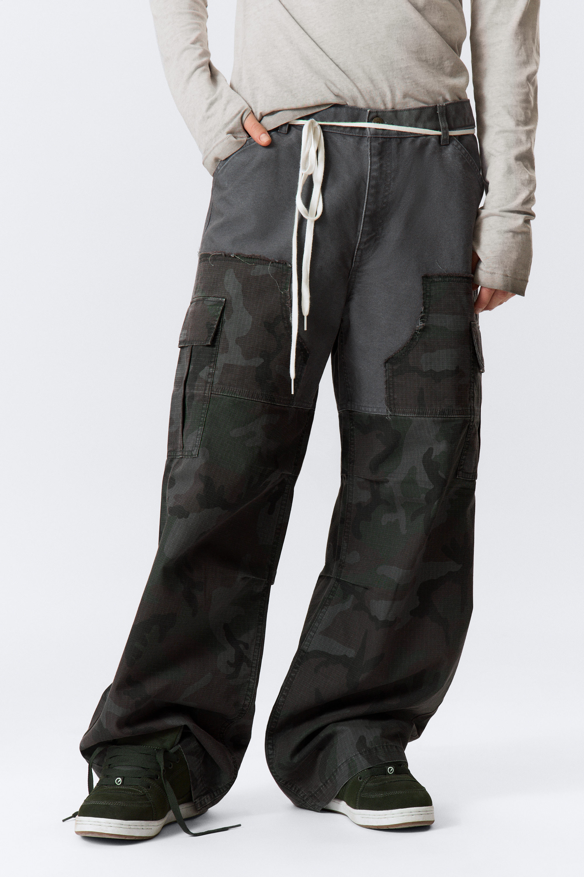 Staubblau & Camouflage - Lockere Patchwork-Cargohose - 2