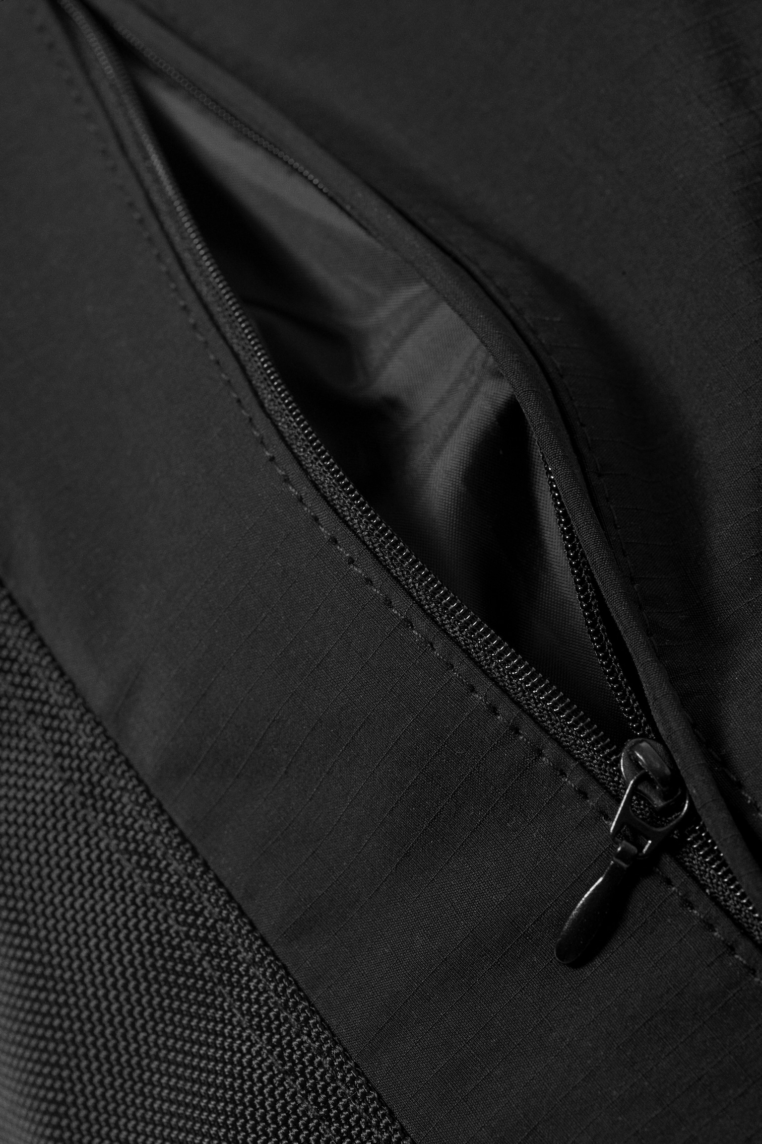 Crossbody-Bag mit Kordelzug - Schwarz - 6