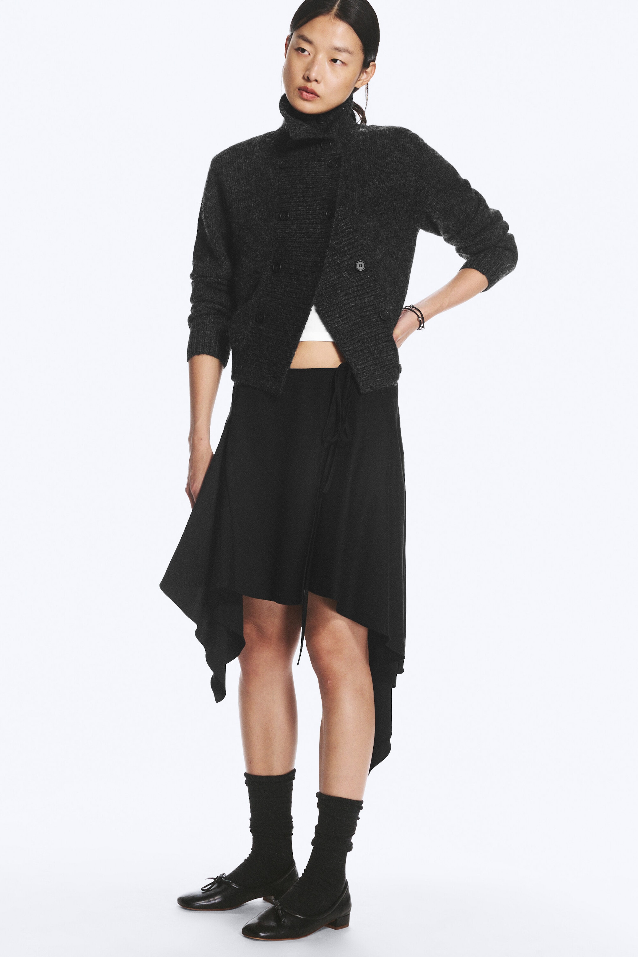 Schwarz - Asymmetrischer Midi-Wickelrock mit mittlerem Bund - 2