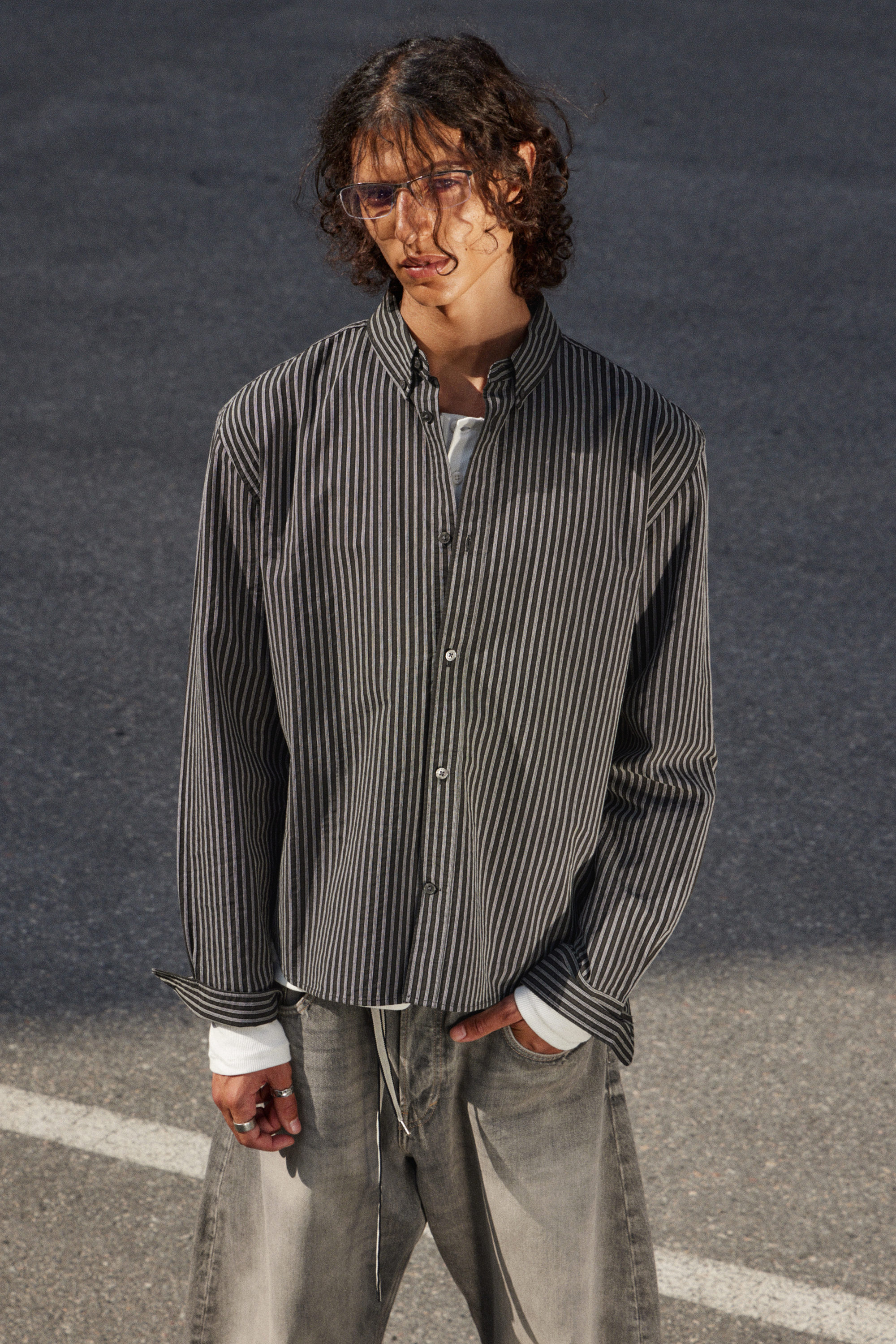 Randig mörkgrå - Avslappnad randig button down-skjorta - 2