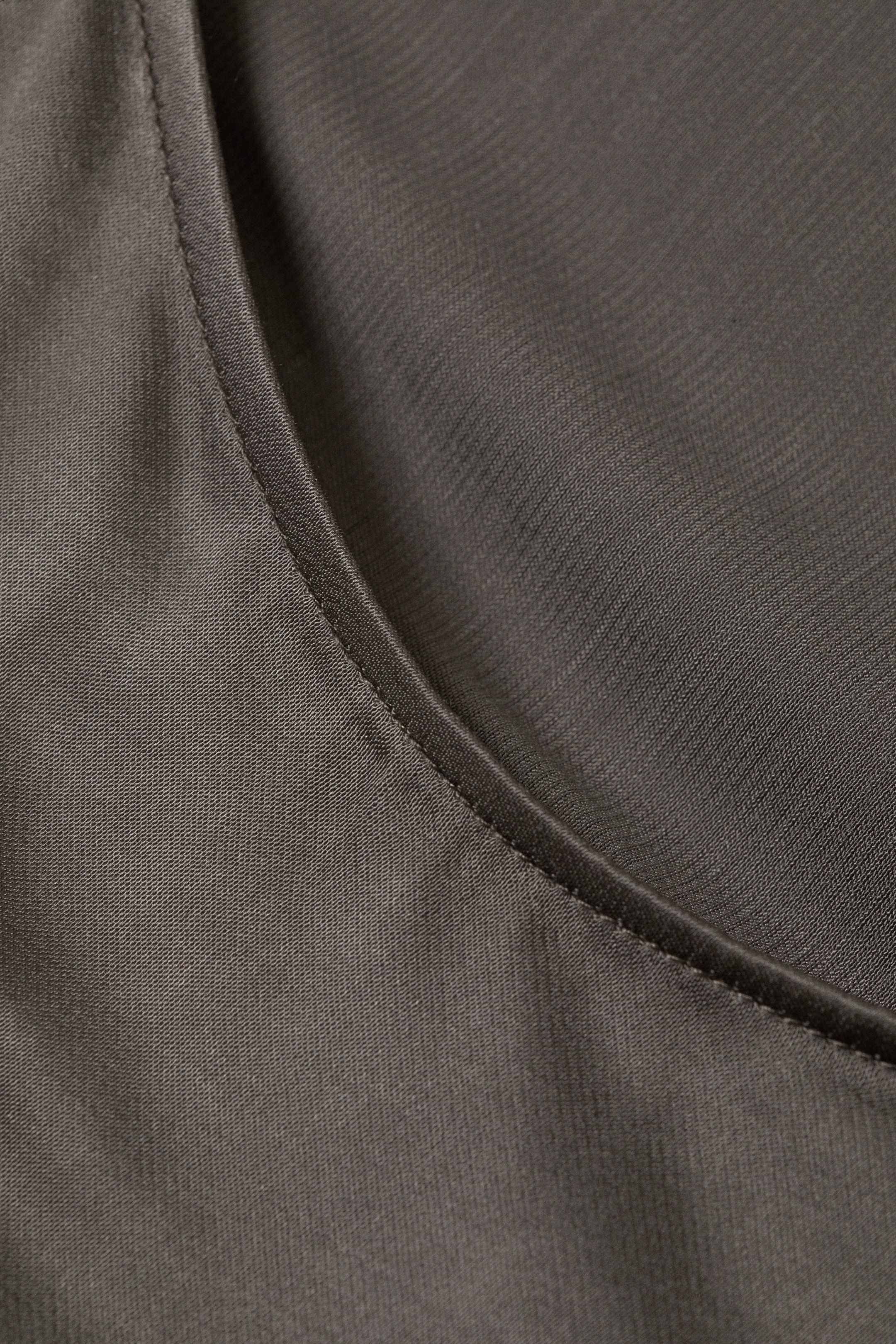 Größeres Bild ansehen: Langes schlankes Satin-Unterhemd - Dunkles Graubraun - Ladies | H&M DE 2