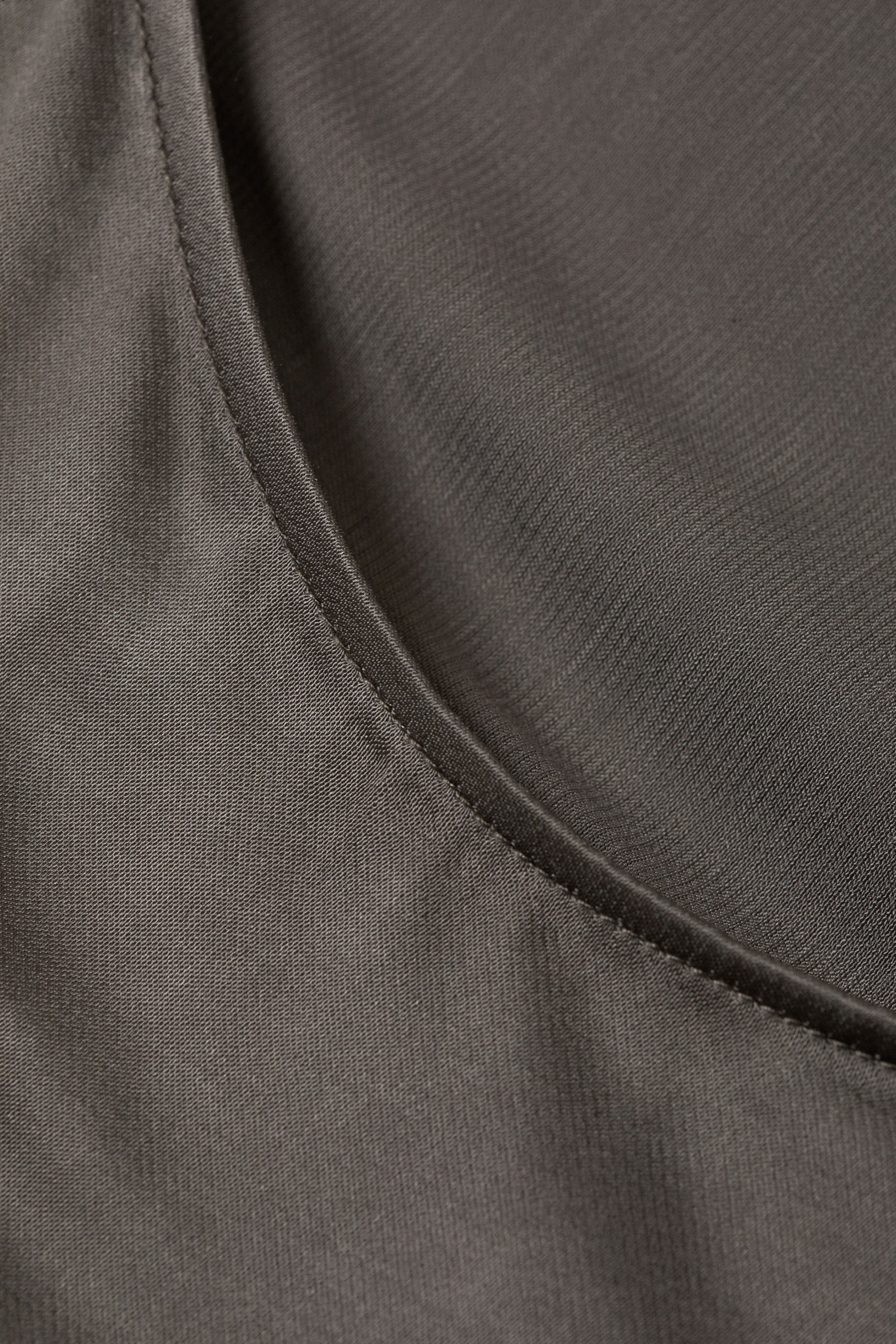 Dunkles Graubraun - Langes schlankes Satin-Unterhemd - 5