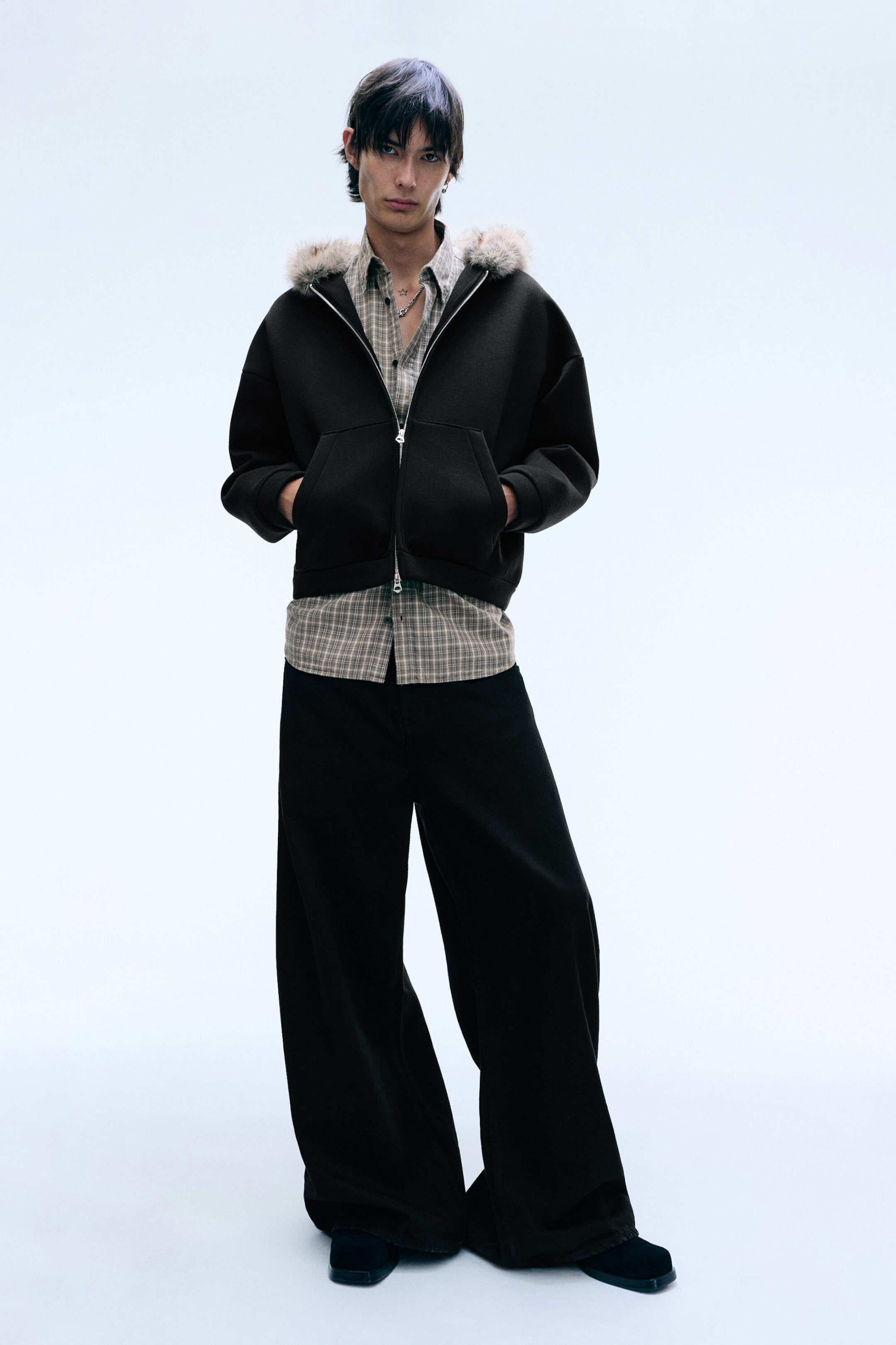 Schwarz - Scuba-Hoodie mit Zipper und Kunstfellkapuze - 2