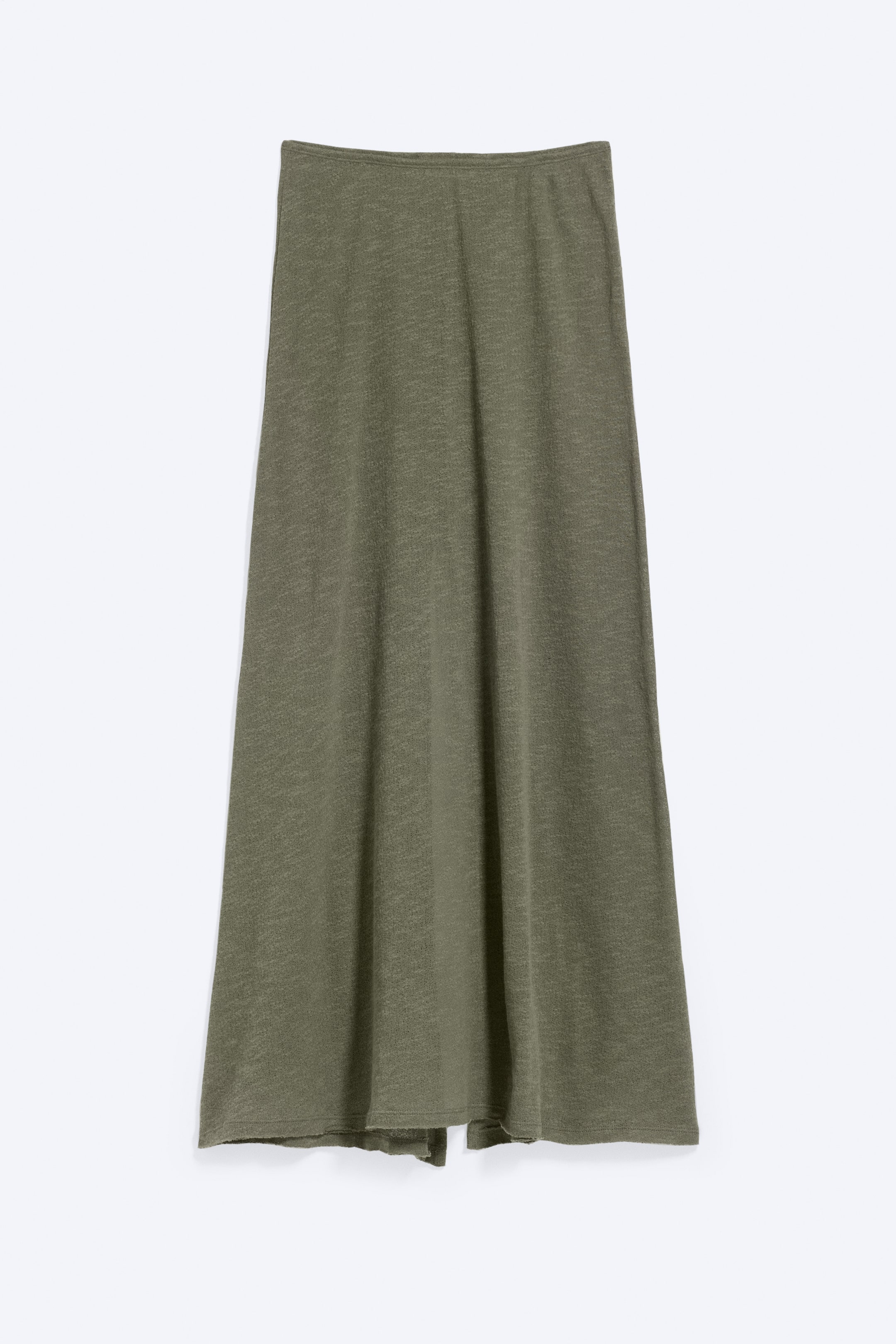 Visualizza immagine più grande: Una gonna verde oliva è presentata frontalmente, caratterizzata da un tessuto a maglia con una texture sottile, una cintura piatta e una silhouette maxi lunghezza leggermente svasata. Presenta una cucitura posteriore visibile con un orlo a taglio vivo e uno spacco.