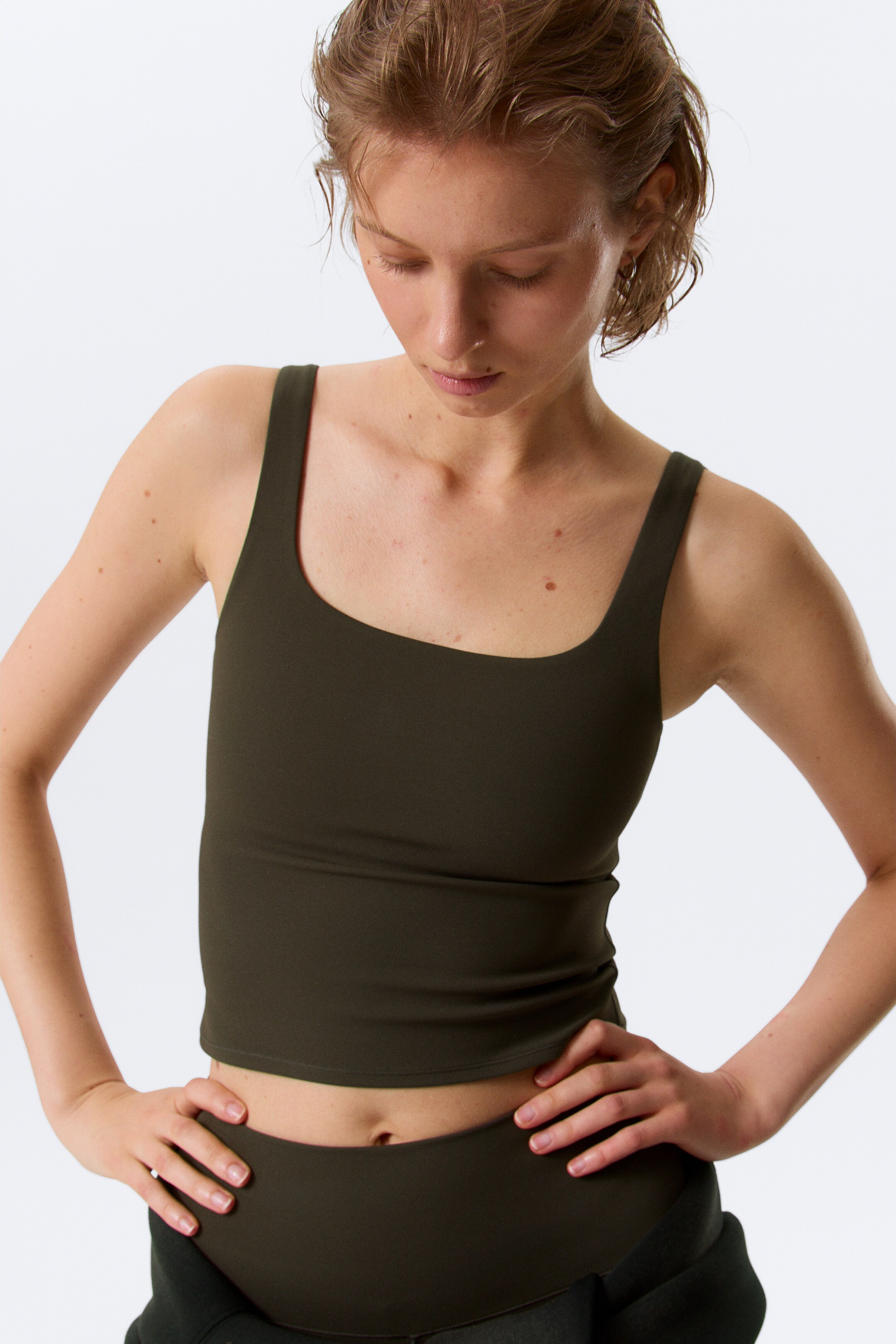 Visa större bild: Croppad sporttopp - Mörkbrun - DAM | H&M FI 2