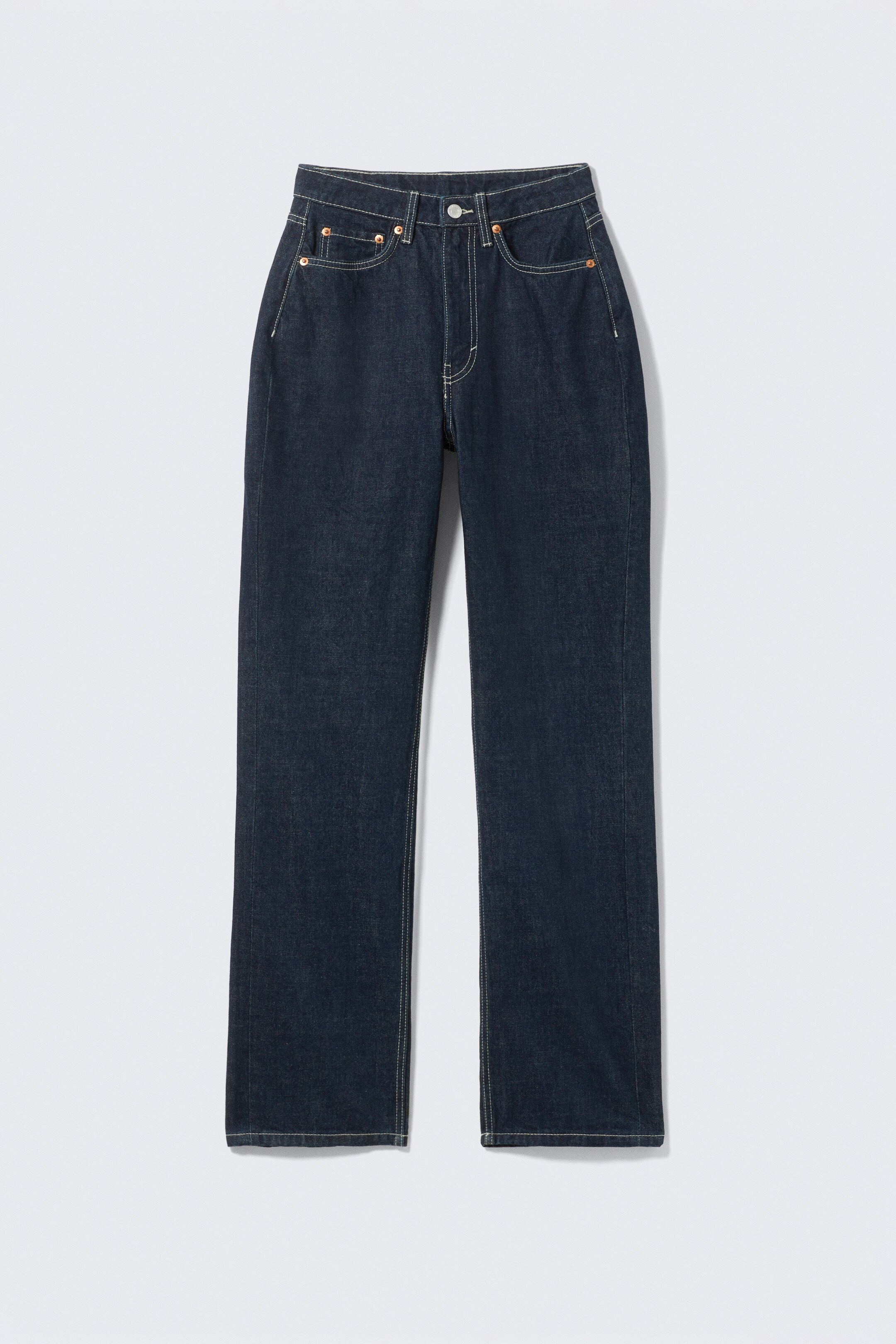 Visa större bild: Ett par mörka tvättade jeans som är vända FRAMÅT, med en höga midja och raka ben. De är designade med en klassisk 5-ficksstil, ljus kontrasterande sömnad, en dragkedja och en enkel knappstängning.