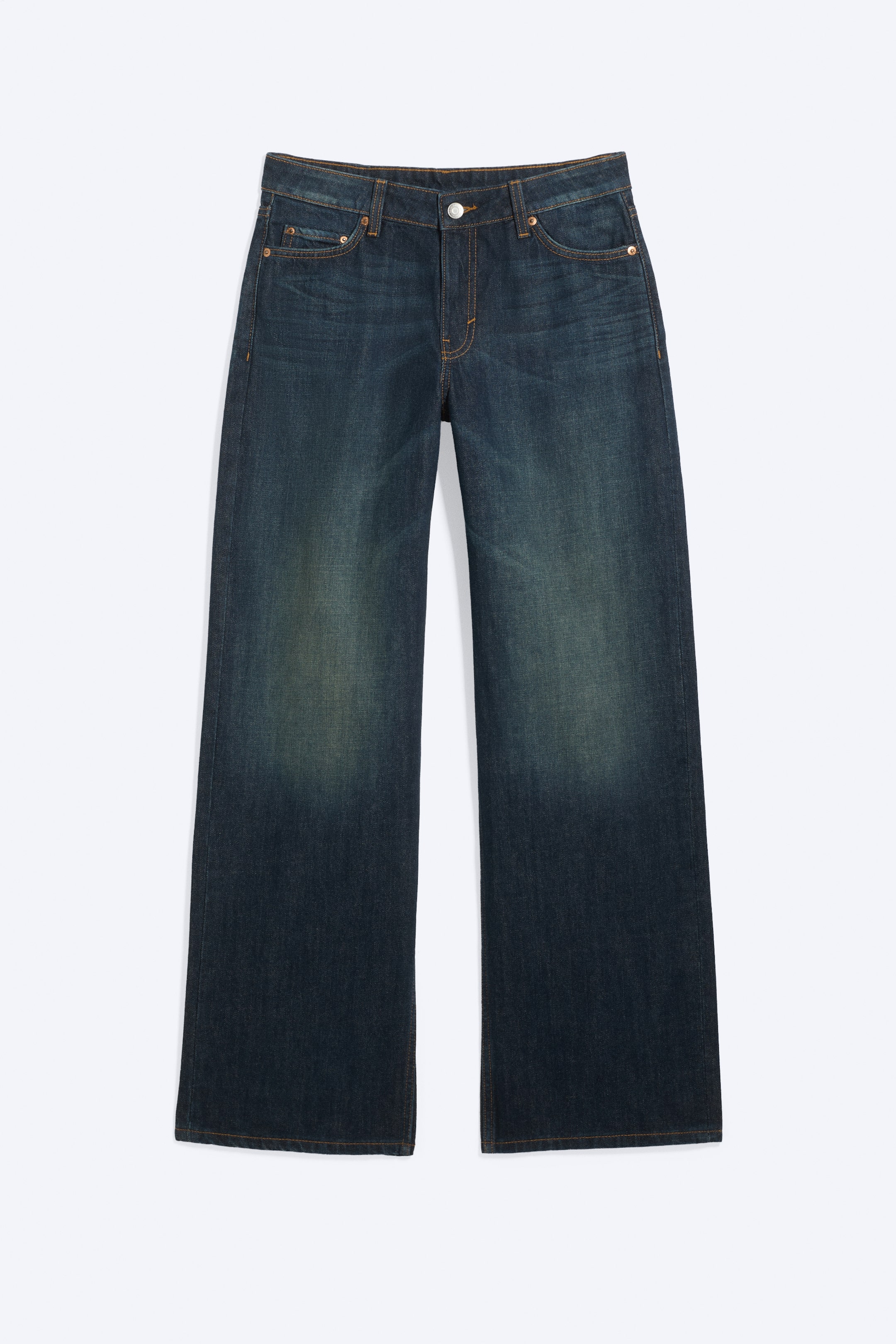 Größeres Bild ansehen: Ein Paar dunkelblaue Low-Rise-Jeans mit lockerem Schnitt, weitem Bein und langer Länge, von vorne gezeigt, mit ausgewaschenem Effekt an den Oberschenkeln. Sie verfügen über ein klassisches 5-Pocket-Design, einen Reißverschluss, einen silberfarbenen Knopf und kontrastierende hellbraune Nähte.