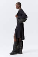 Zwart - Asymmetrische midi-jurk met lange mouwen - 2