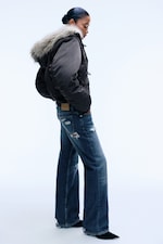 Dunkelgrau - Cropped Bomberjacke mit Kunstfellkapuze - 3