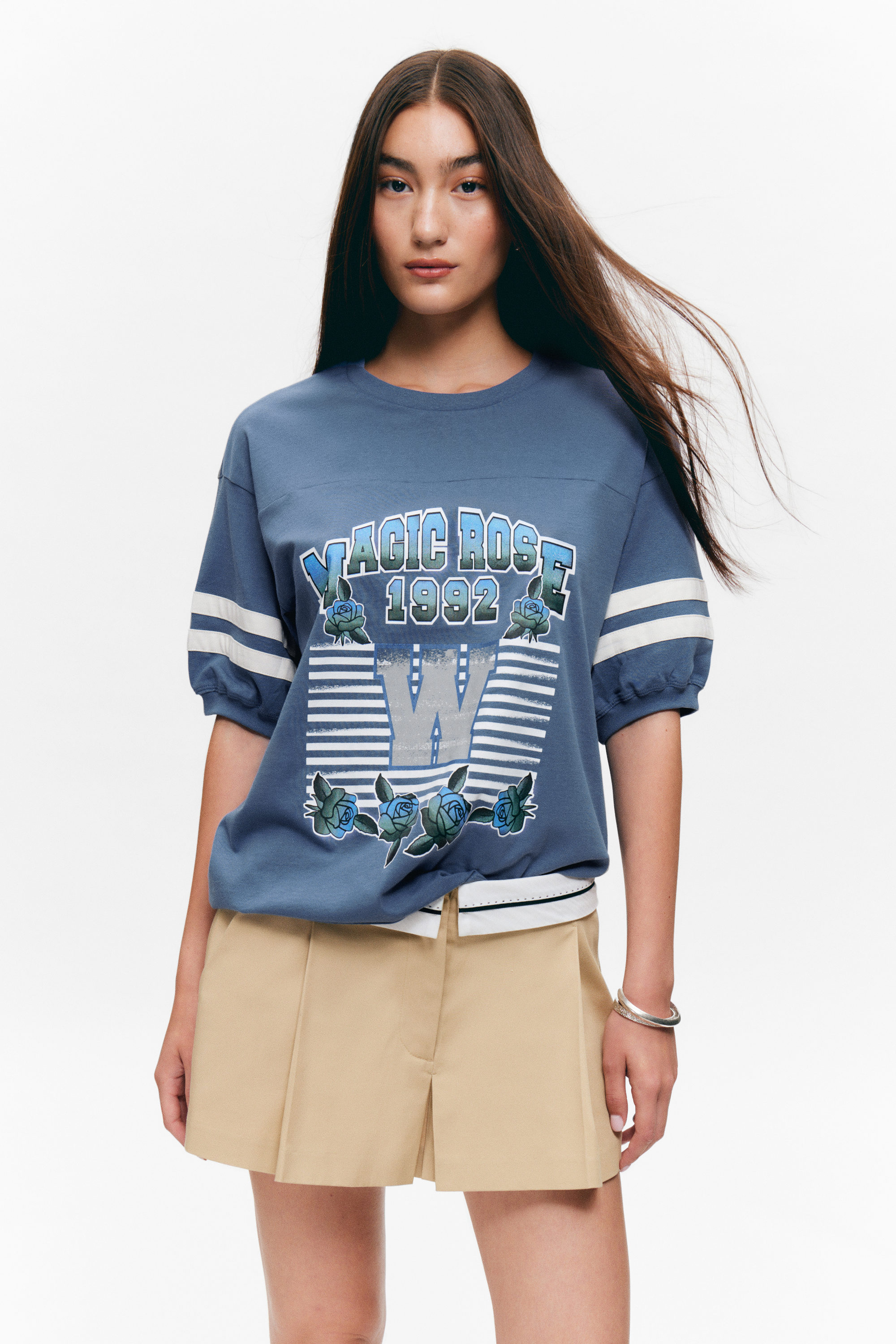 Staubblau - "Magic Rose" - Kurzärmliges College-T-Shirt mit Grafik - 2