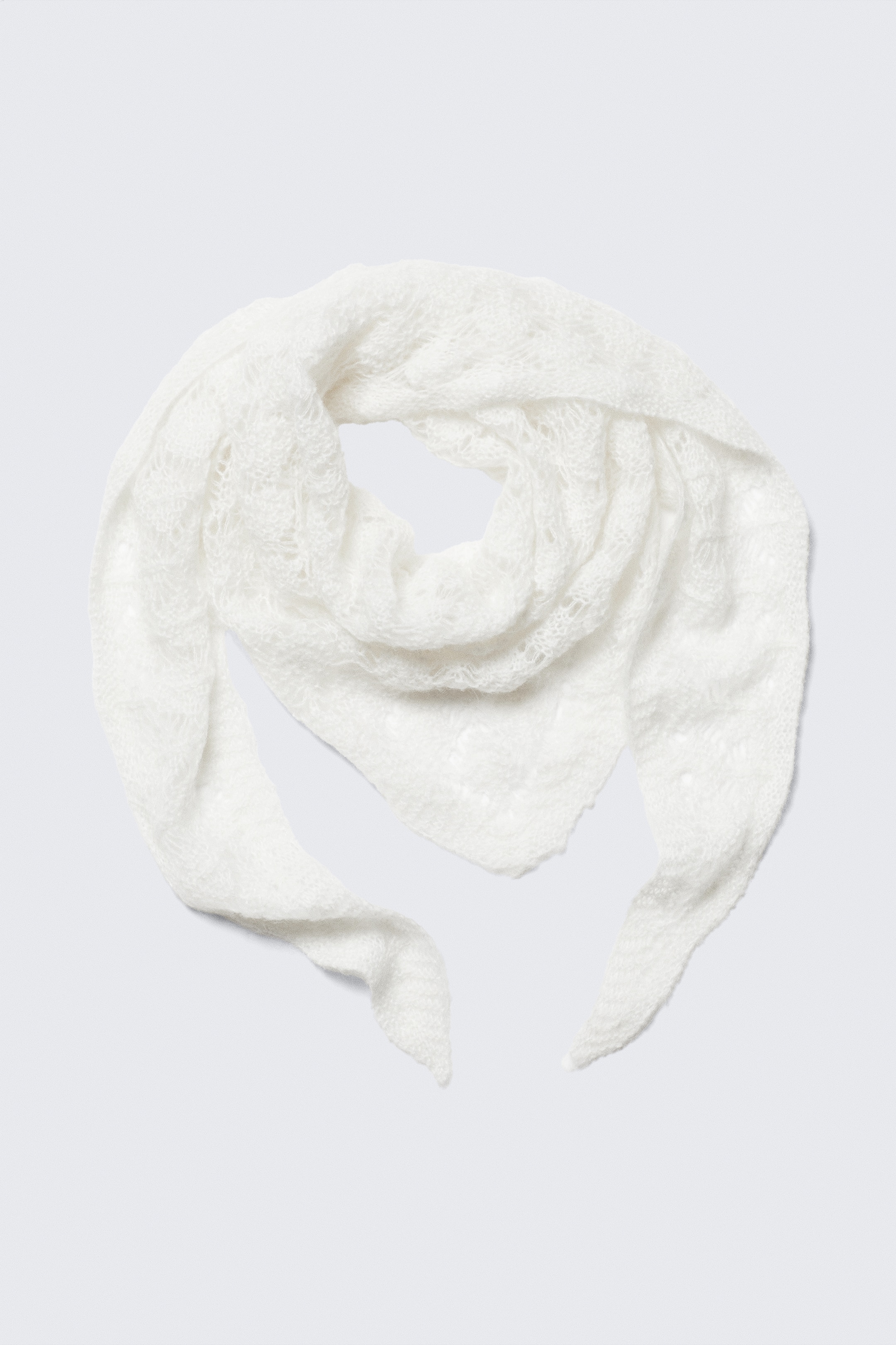 Visa större bild: Strukturmönstrad triangelformad stickad scarf - Ljus Vit - DAM | H&M SE 2