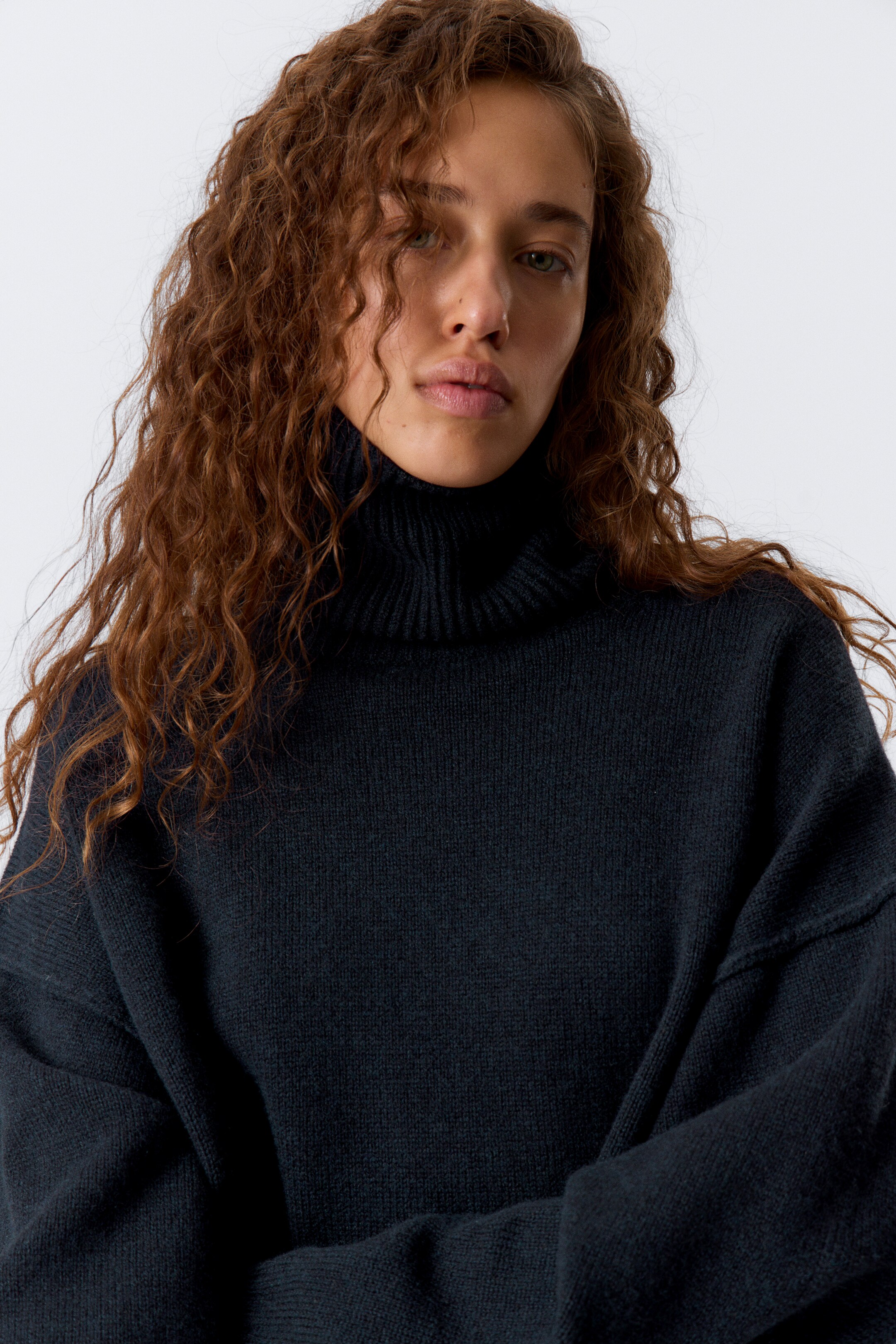 Visa större bild: Oversized turtleneck i ull - Mörk marinblå - DAM | H&M SE 3