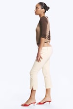 Helles, staubiges Beige - Caprihose mit niedrigem Bund - 1