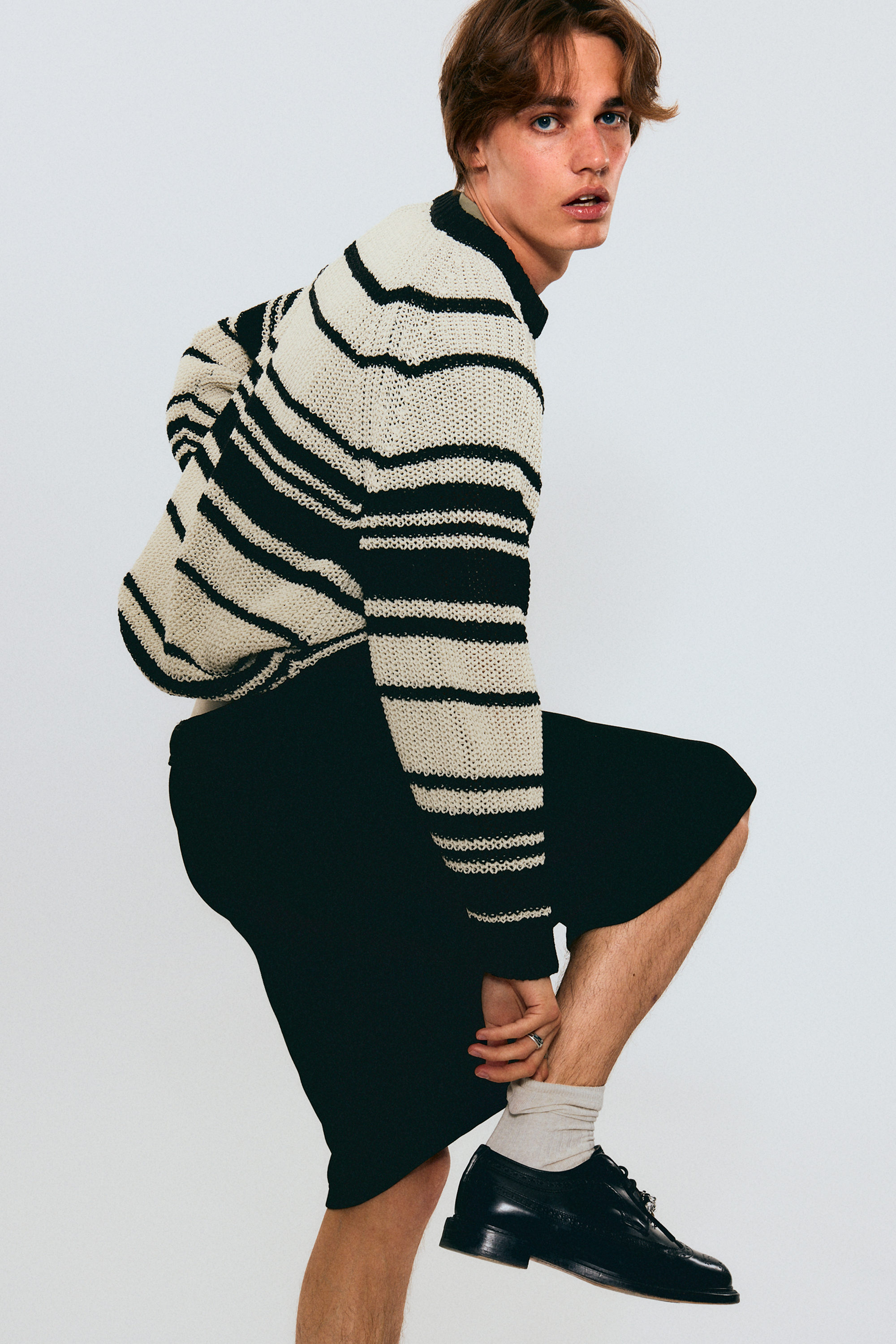 Beige gestreift - Gestreifter Strickpullover mit Raglanärmeln - 1
