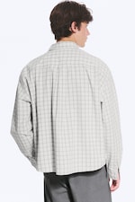 Staubiges Hellbeige kariert - Kastiges Longsleeve-Hemd aus Baumwollpopeline - 2