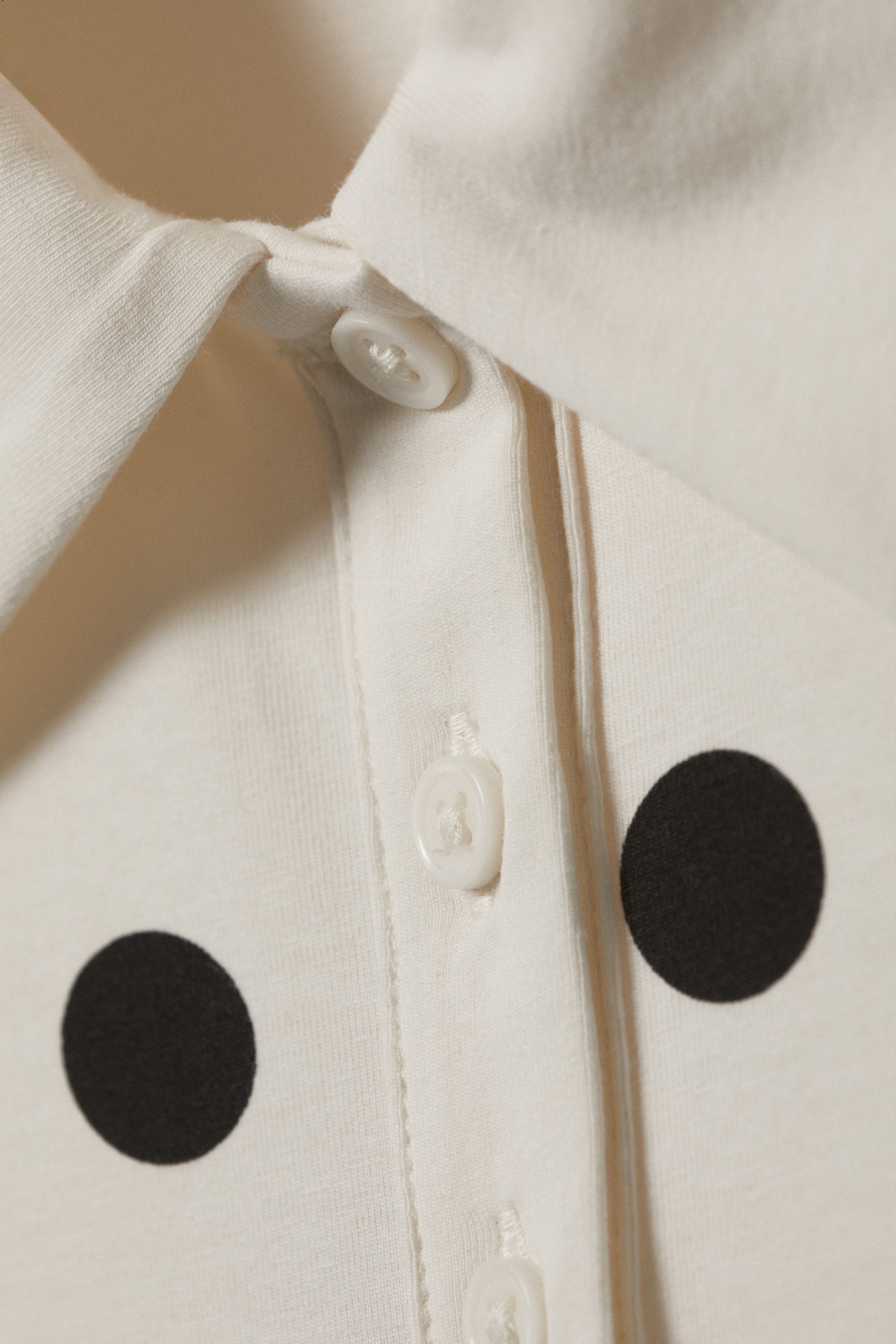 Cremeweiß - Schwarze Punkte - Polo-Body mit schmaler Passform - 2