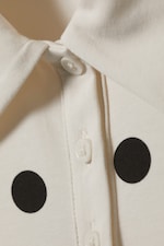 Cremeweiß - Schwarze Punkte - Polo-Body mit schmaler Passform - 1