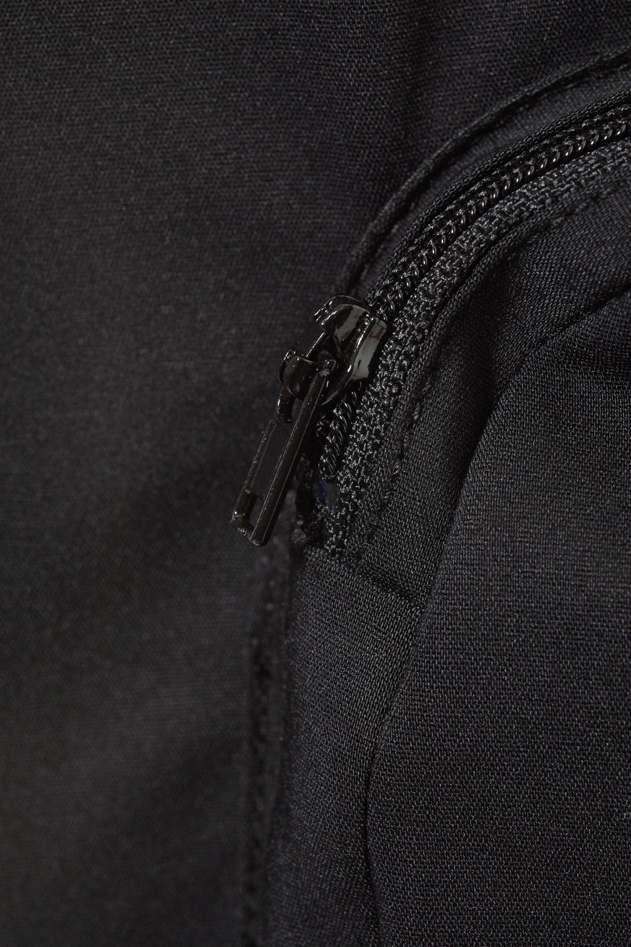 Schwarz - Cargohose Ila mit schmaler Passform - 2