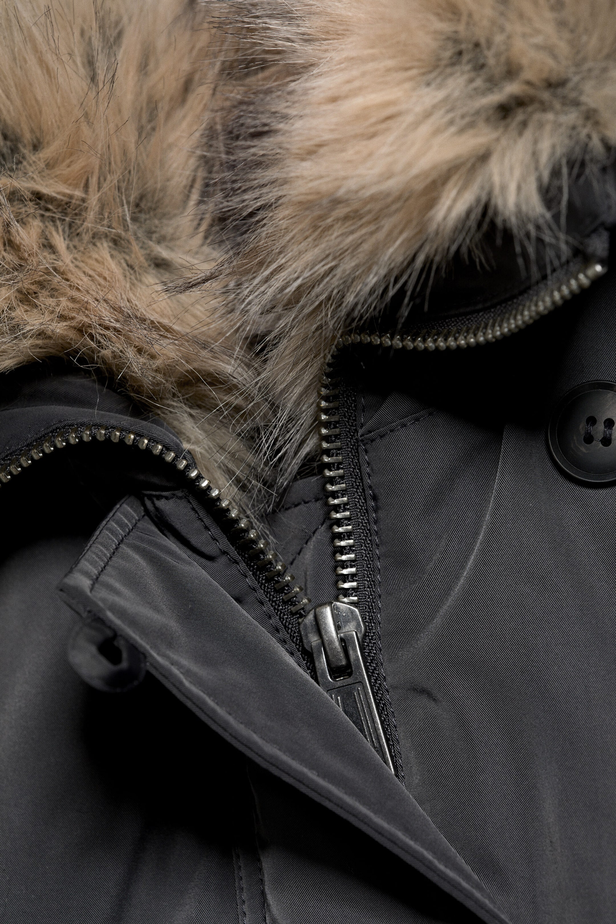 Dunkelgrau - Cropped Bomberjacke mit Kunstfellkapuze - 7