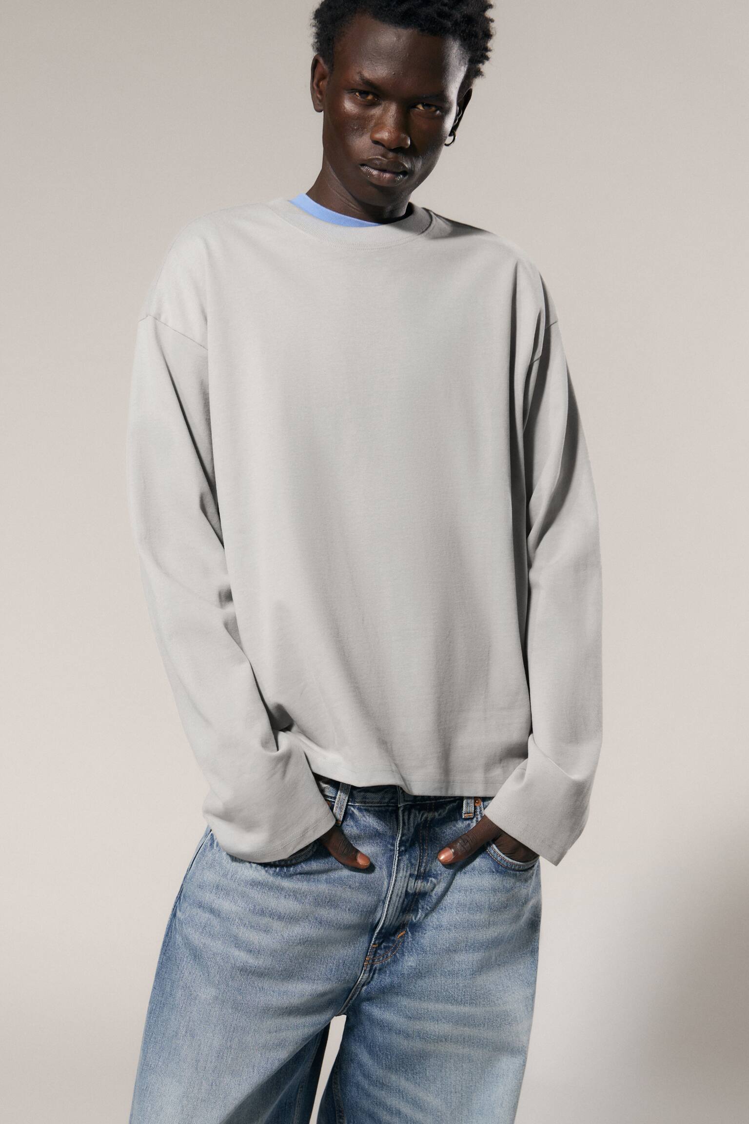 T-shirt de Manga Comprida Boxy Solta - Mole claro empoeirado/Preto/Branco/Azul-marinho escuro/Azul com lavagem/Riscas em azul e branco/Riscas Brancas e Azul-Marinho/Castanho escuro às riscas/Castanho escuro/Verde-escuro/Cinzento sujo - 1