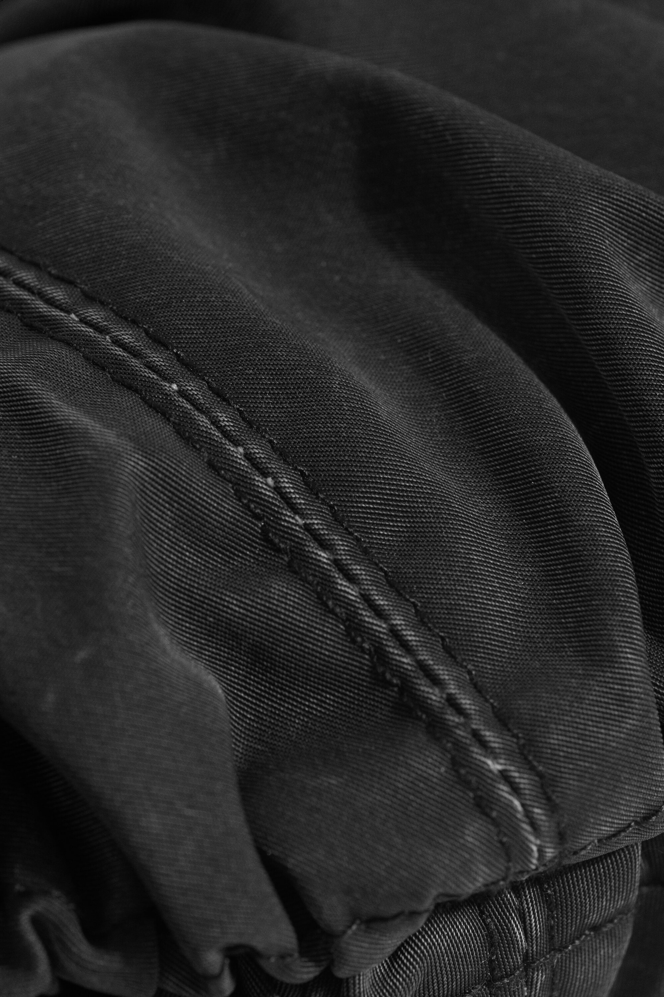 Dunkelgrau - Kleine Crossbody-Bag mit geschwungener Form - 4