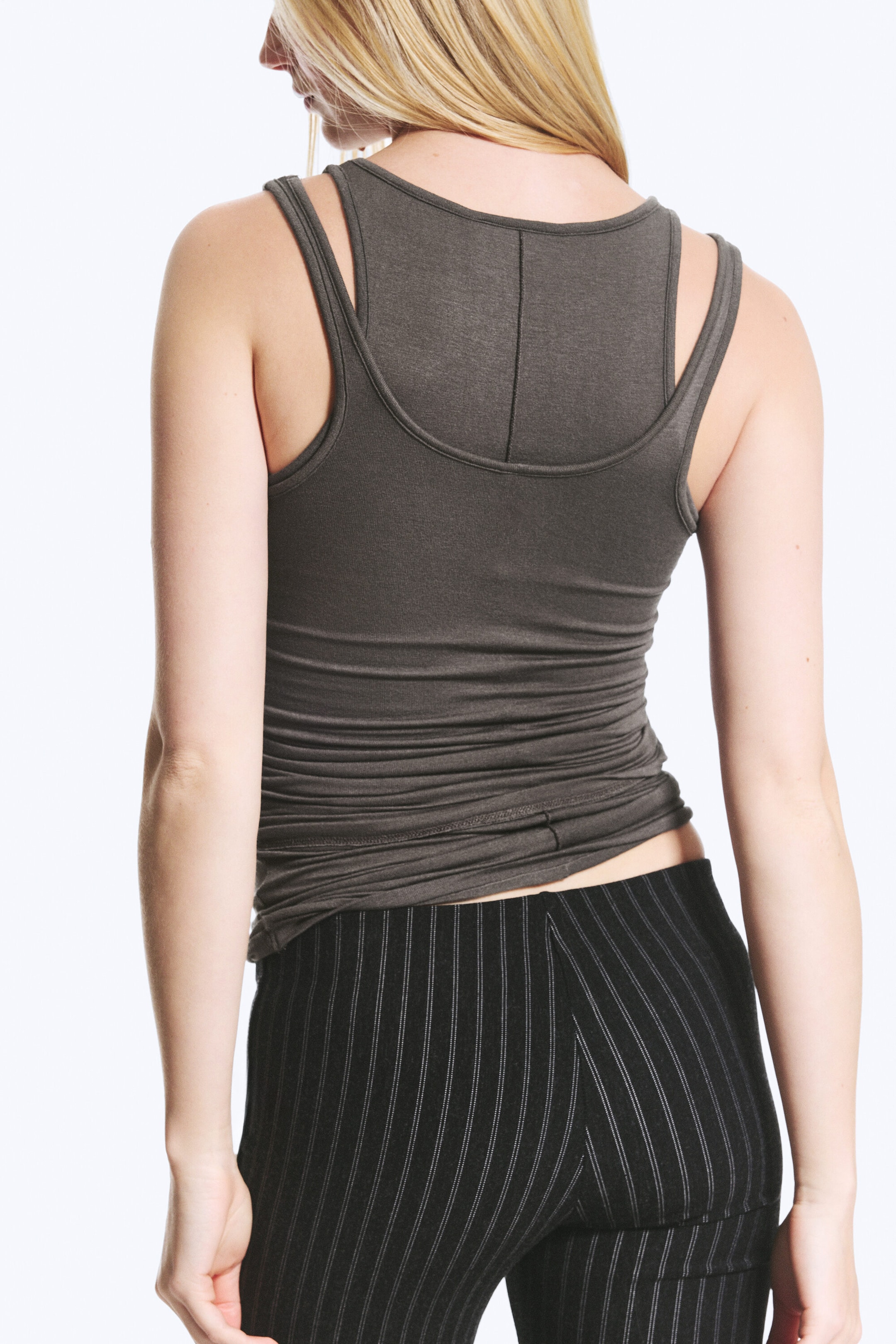 Dunkles Graubraun - Figurbetontes doppellagiges Jersey-Tanktop - 2